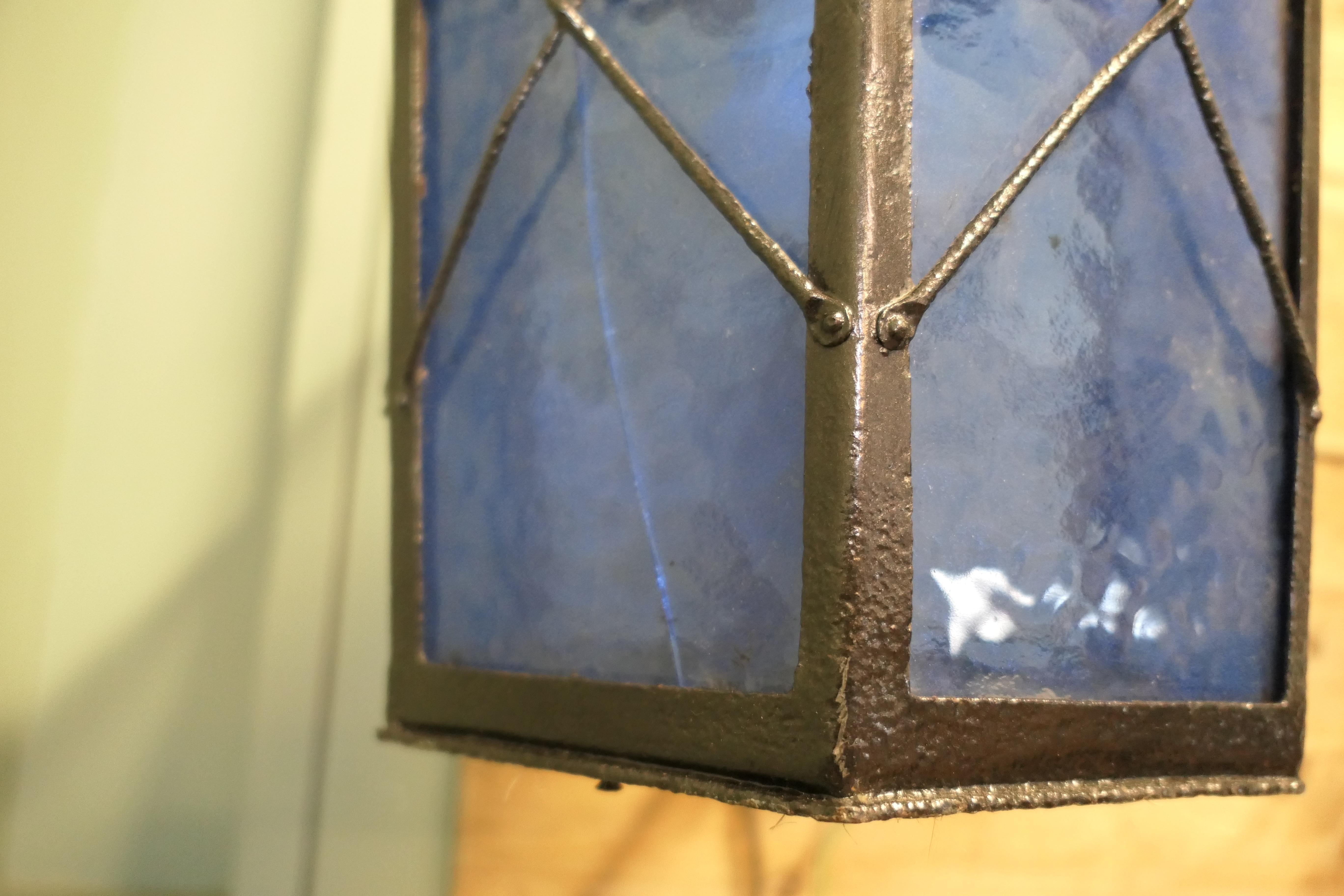 Inizio XX secolo Una grande coppia di luci da parete per porte d'ingresso, lanterne da parete  2 pezzi meravigliosi in vendita
