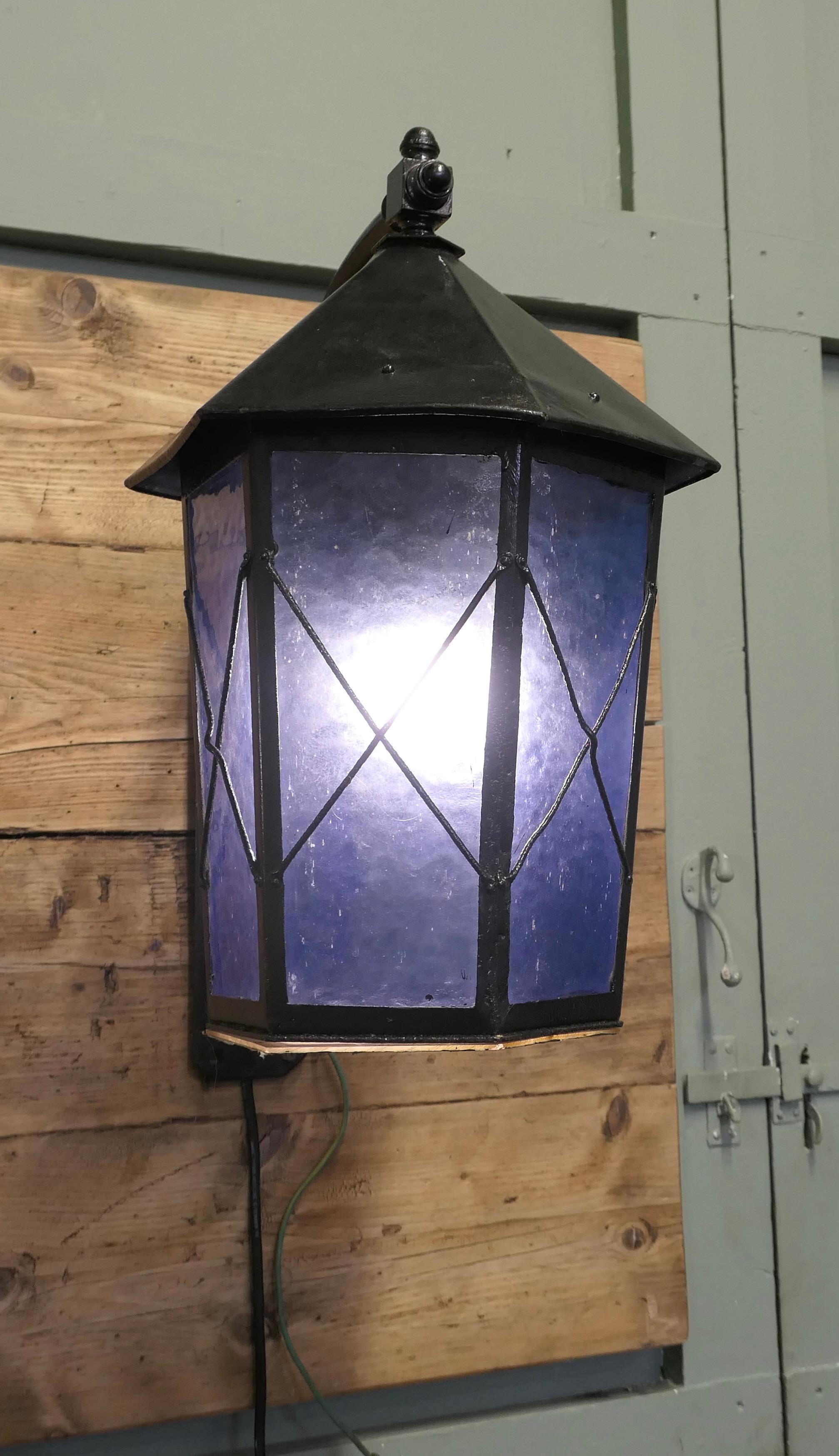 Una grande coppia di luci da parete per porte d'ingresso, lanterne da parete  2 pezzi meravigliosi in vendita 1