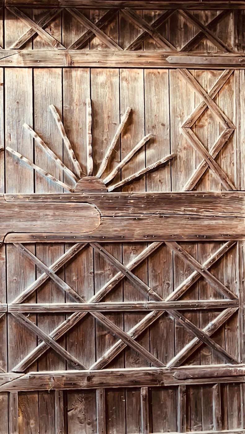 Artisanat Une grande paire d'extraordinaires portes de grange en bois décoratives du début du 20e C. en vente