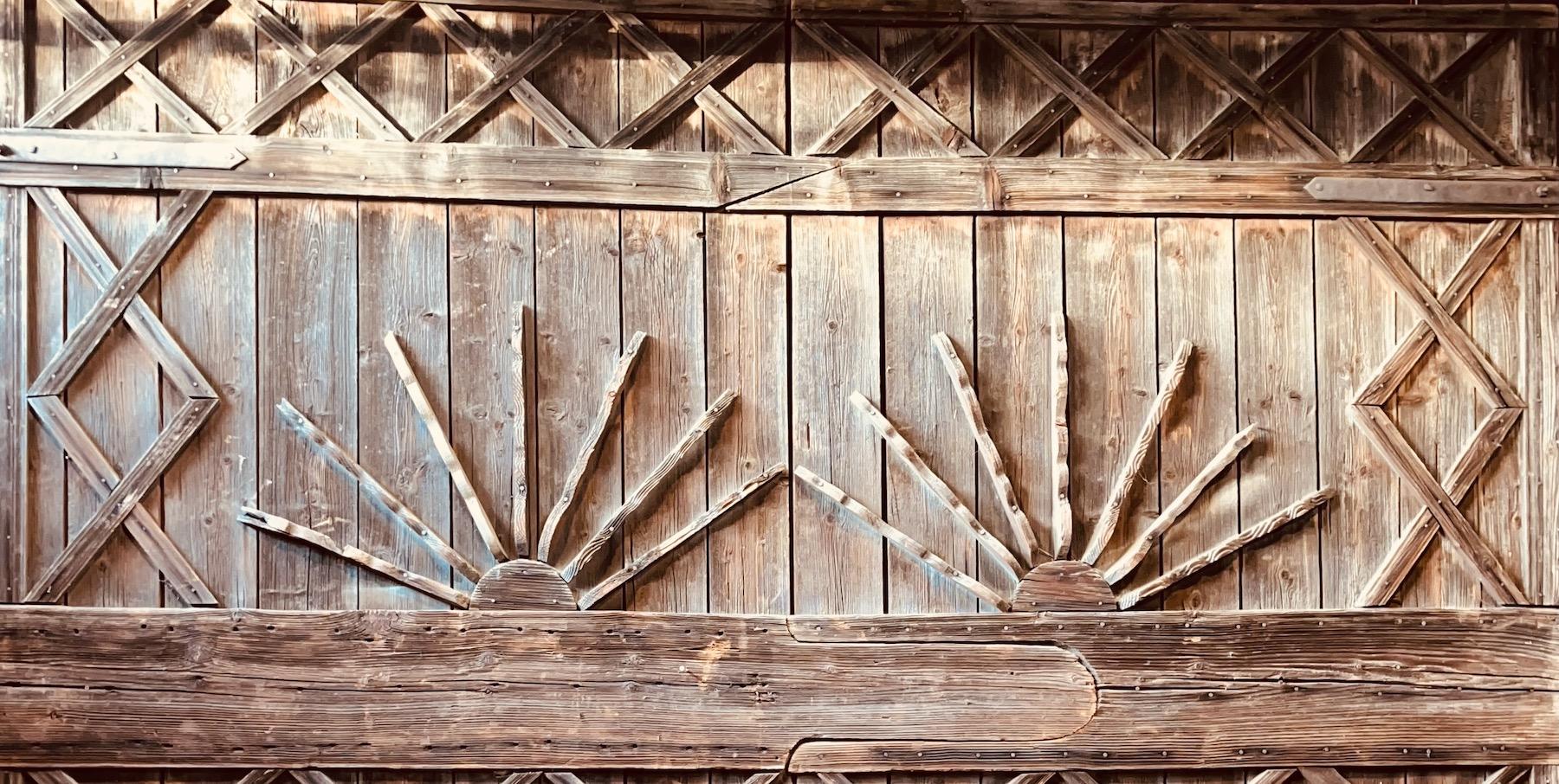 Travail du bois Une grande paire d'extraordinaires portes de grange en bois décoratives du début du 20e C. en vente