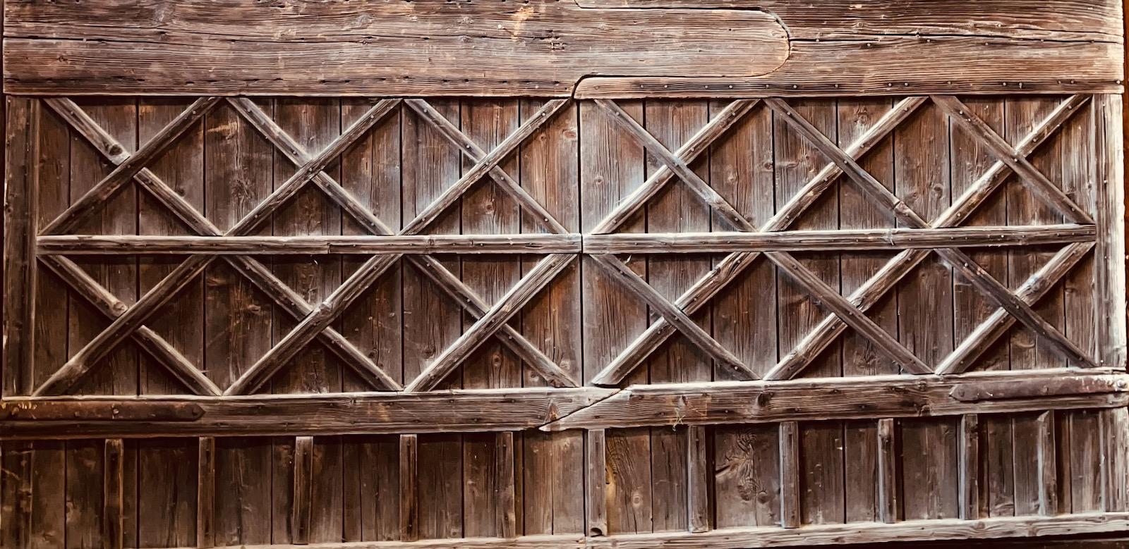 Une grande paire d'extraordinaires portes de grange en bois décoratives du début du 20e C. Bon état - En vente à Nashua, NH