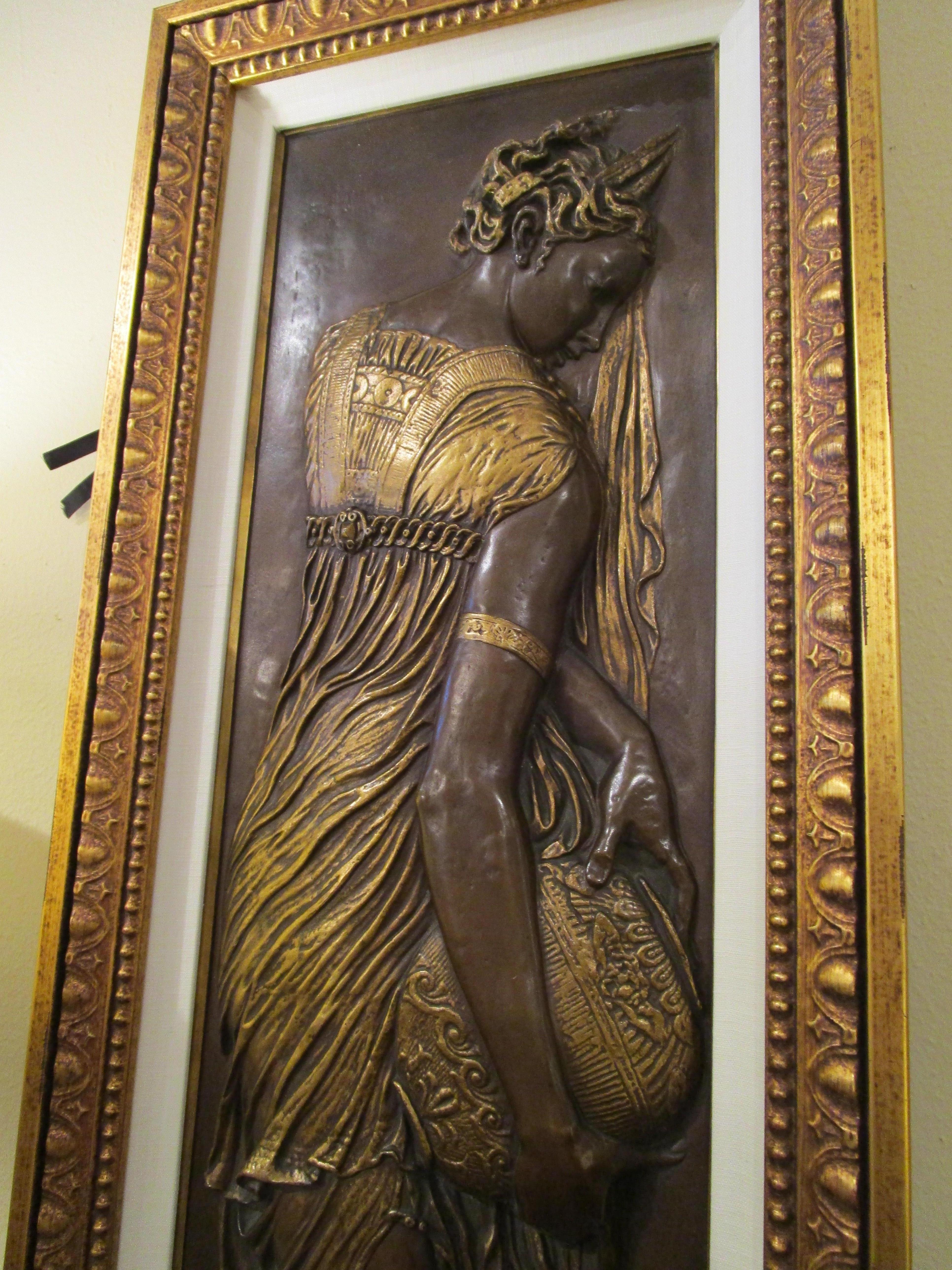 Français Grande paire de plaques en bronze en relief signées F. Barbedienne et encadrées sur mesure en vente
