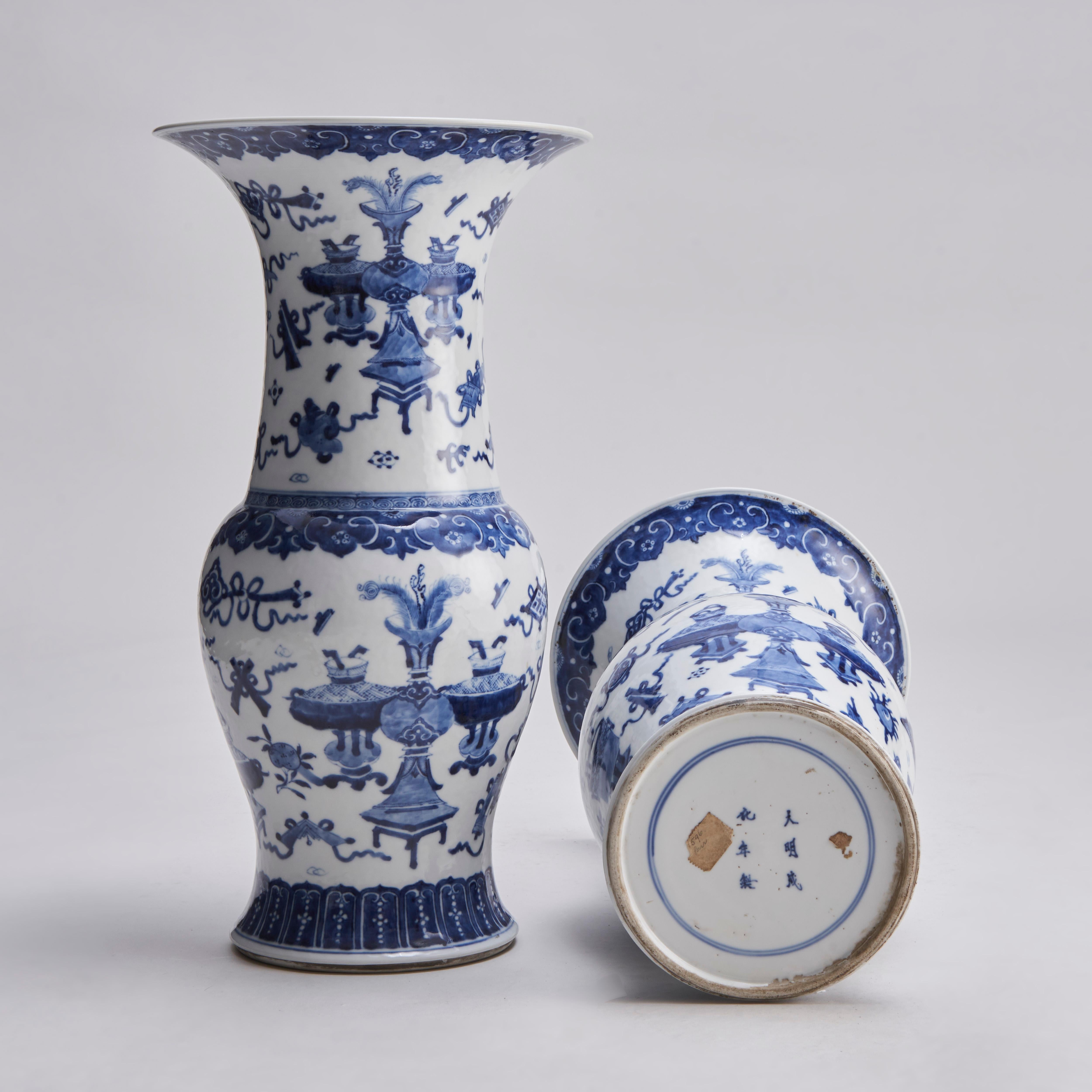 A large pair of flare-topped 19th Century Chinese porcelain vases with blue and  For Sale 7