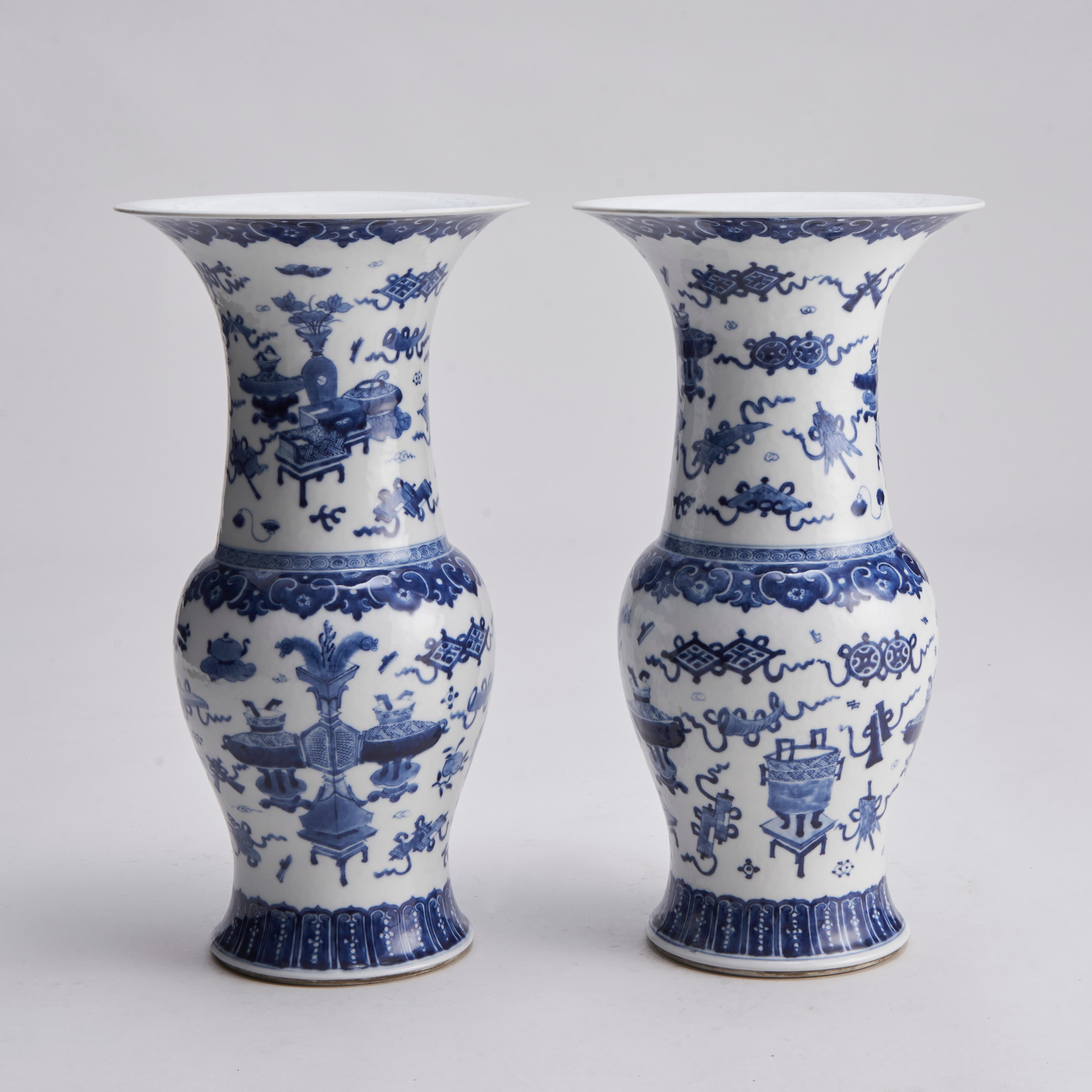 A large pair of flare-topped 19th Century Chinese porcelain vases with blue and  For Sale 1