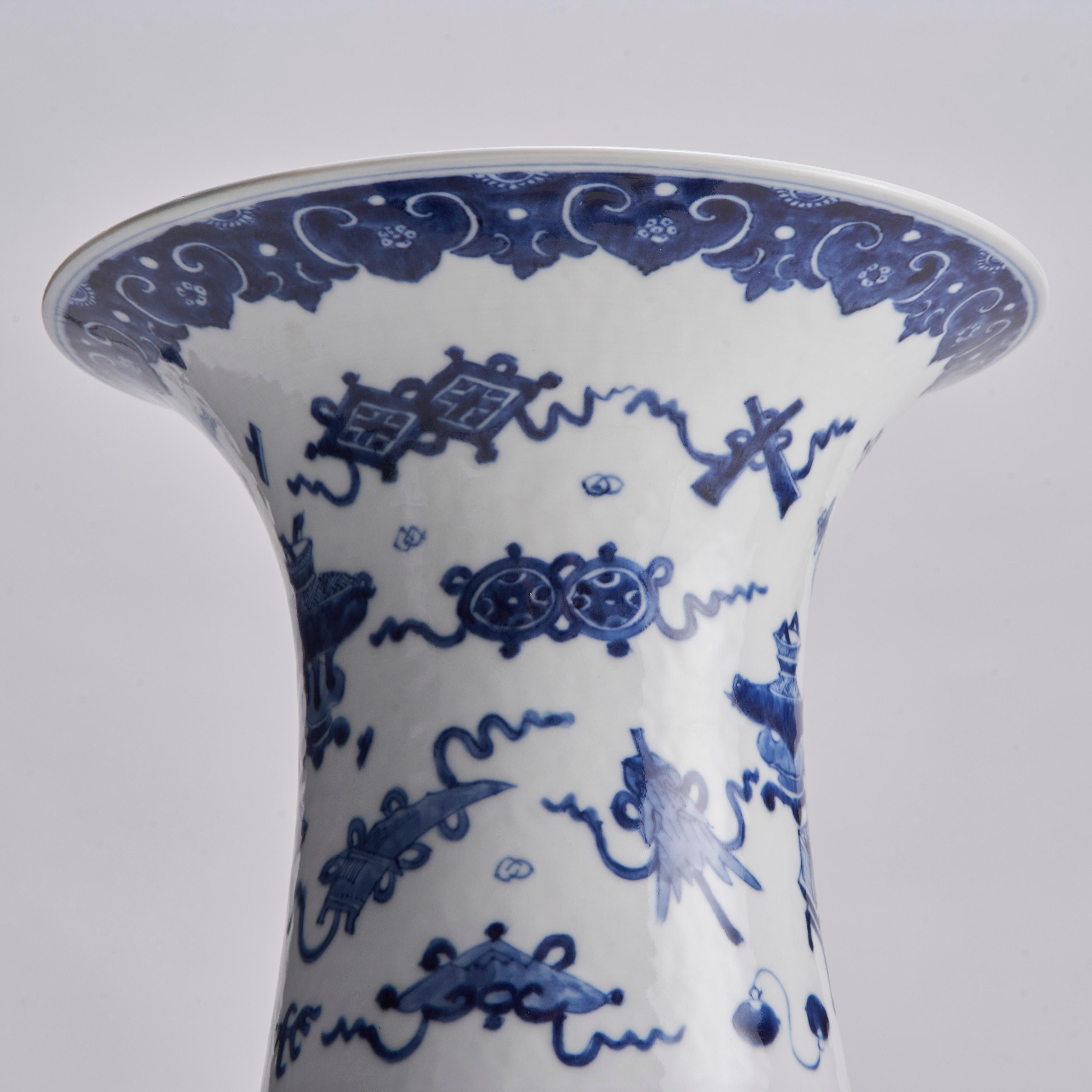 A large pair of flare-topped 19th Century Chinese porcelain vases with blue and  For Sale 3