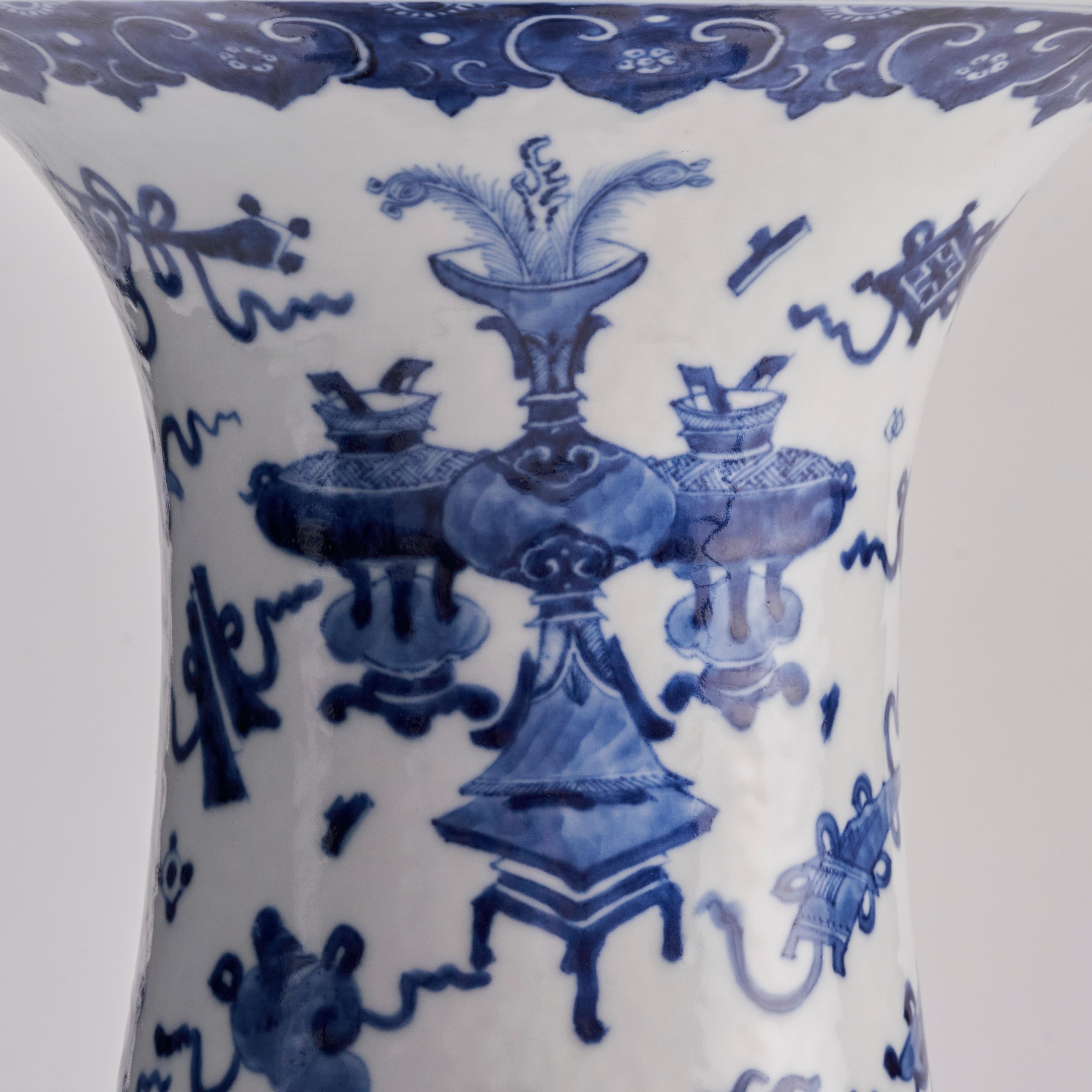 A large pair of flare-topped 19th Century Chinese porcelain vases with blue and  For Sale 5