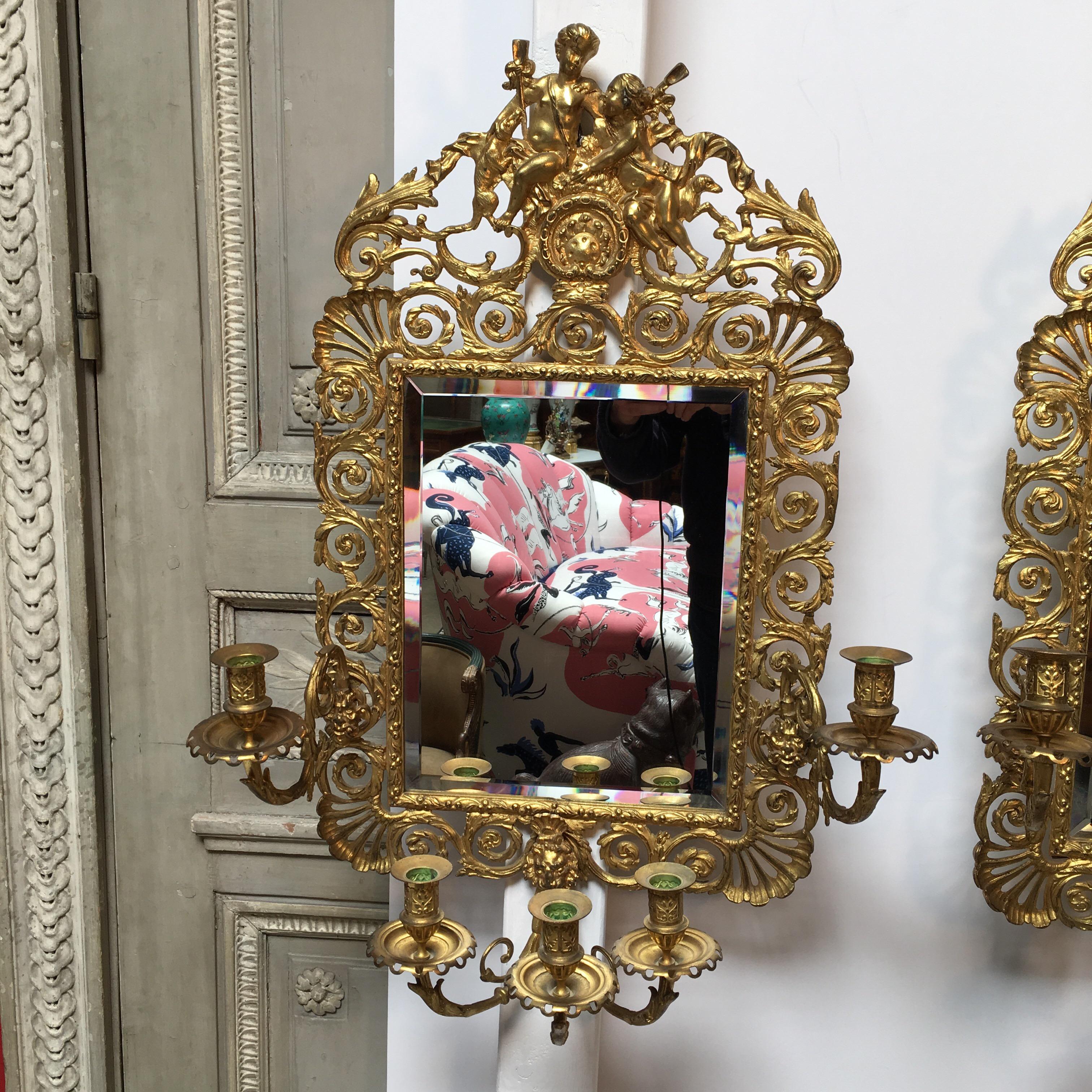 Une grande paire d'appliques françaises de style Louis XVI en bronze avec miroirs.