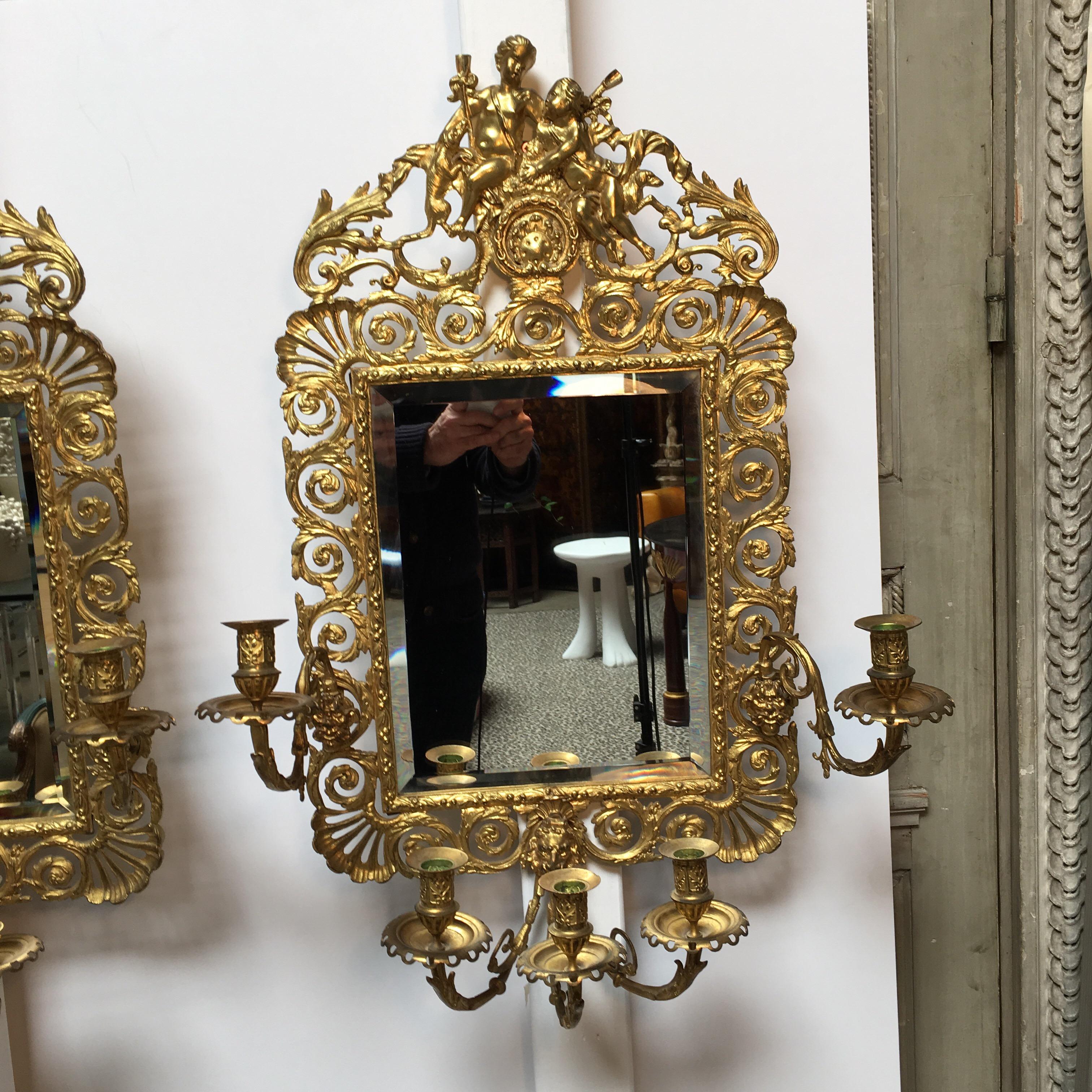 Louis XVI Grande paire d'appliques françaises en bronze à miroir