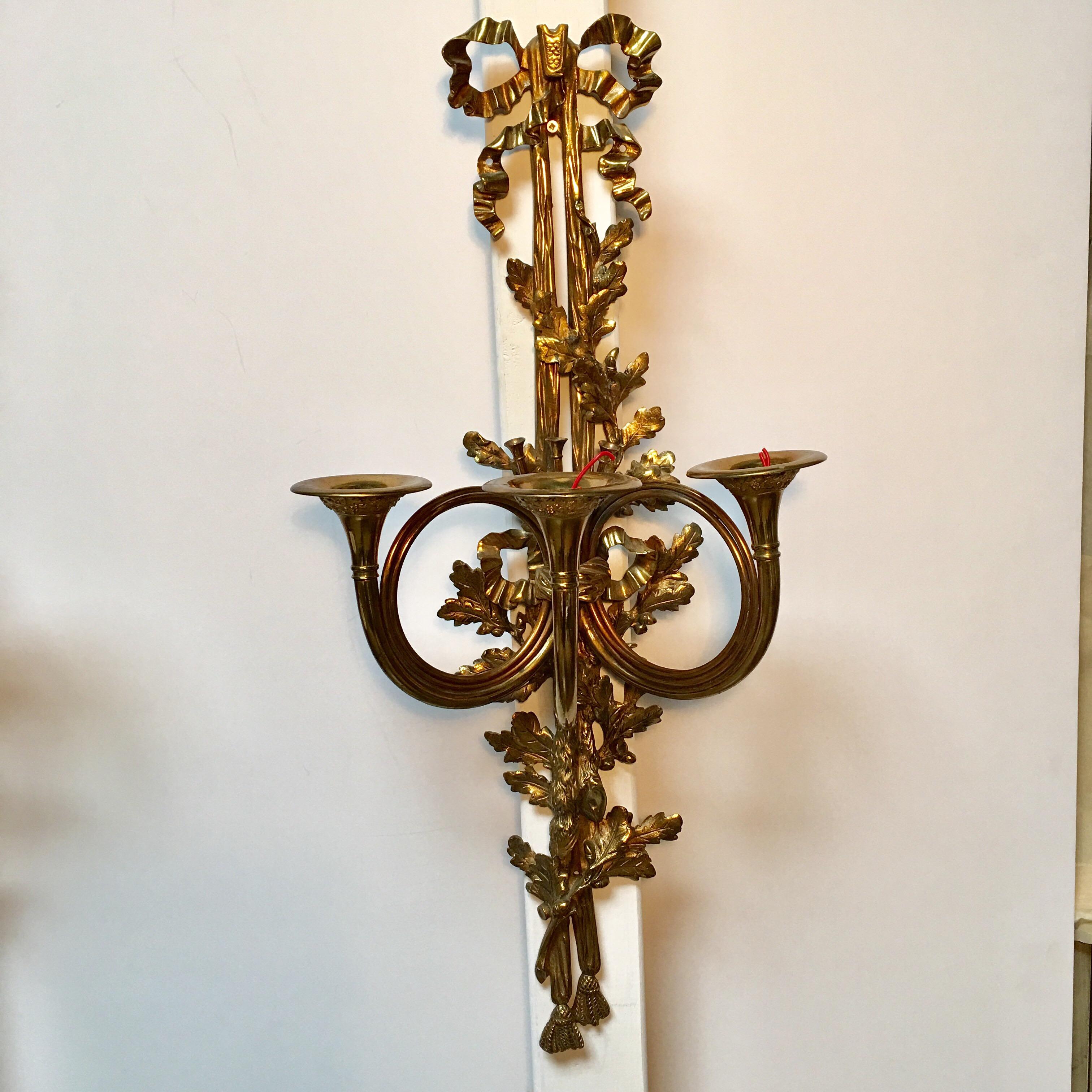 Gran Pareja de Apliques Franceses de Bronce Estilo Luis XVI Francés en venta