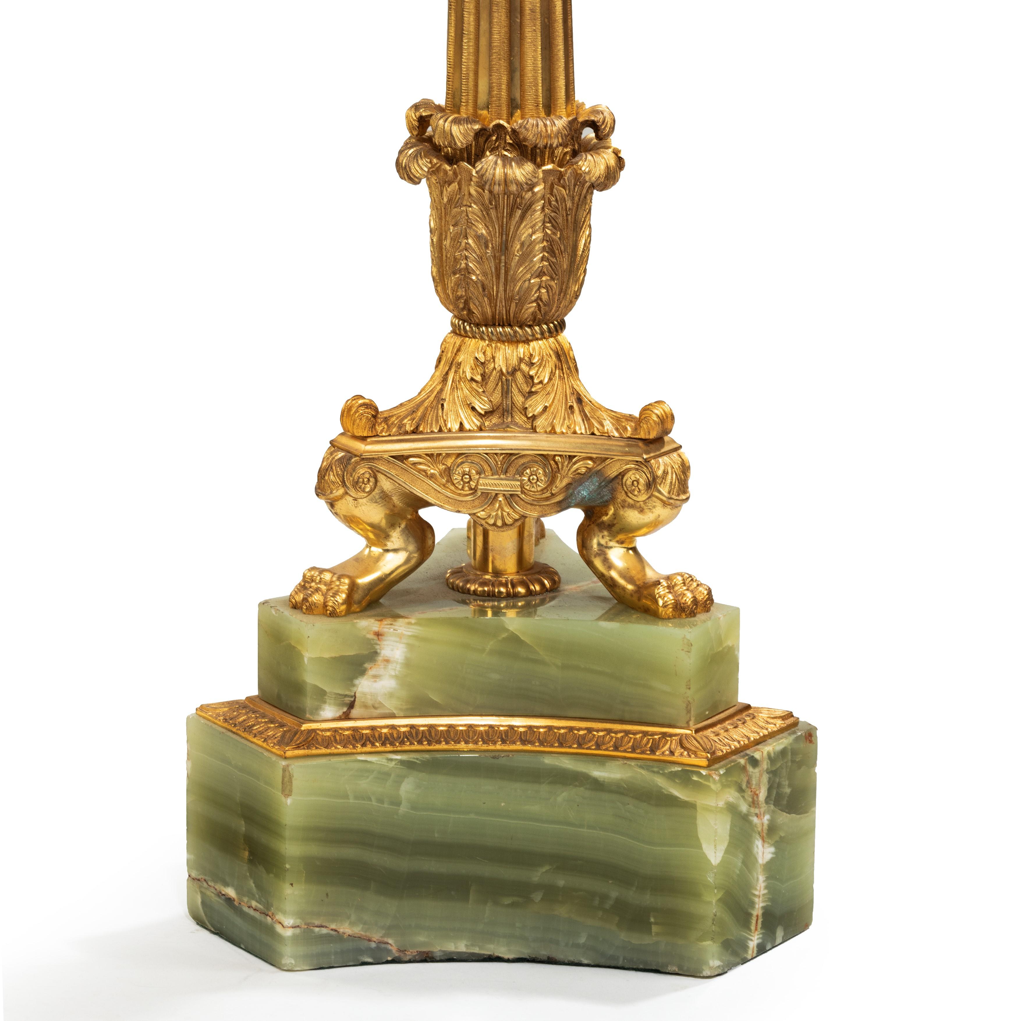 Großes Paar französischer Onyx- und Goldbronze-Lampen (Französisch) im Angebot
