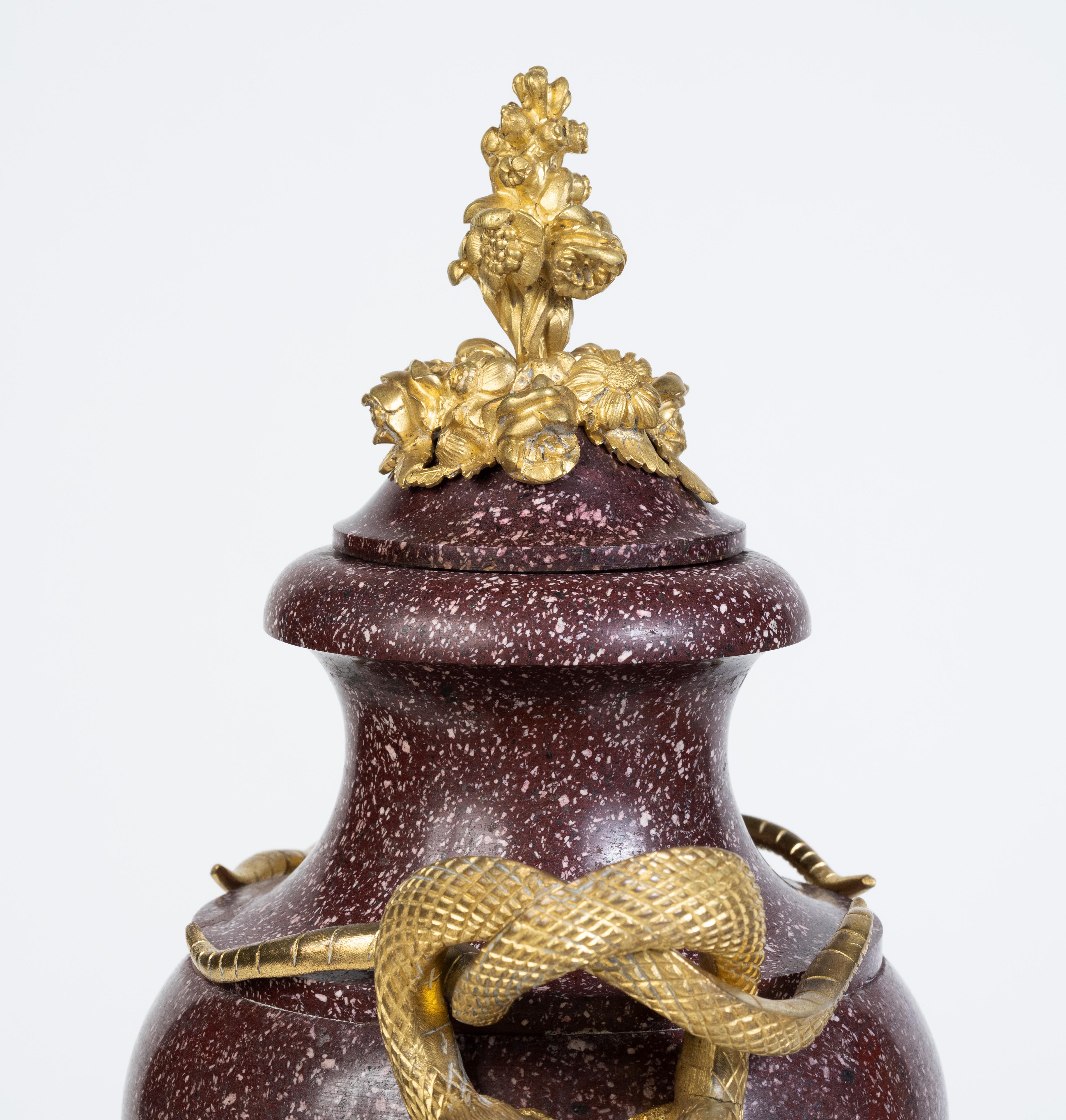 Néoclassique Une grande paire de vases français en porphyre montés en bronze doré en vente
