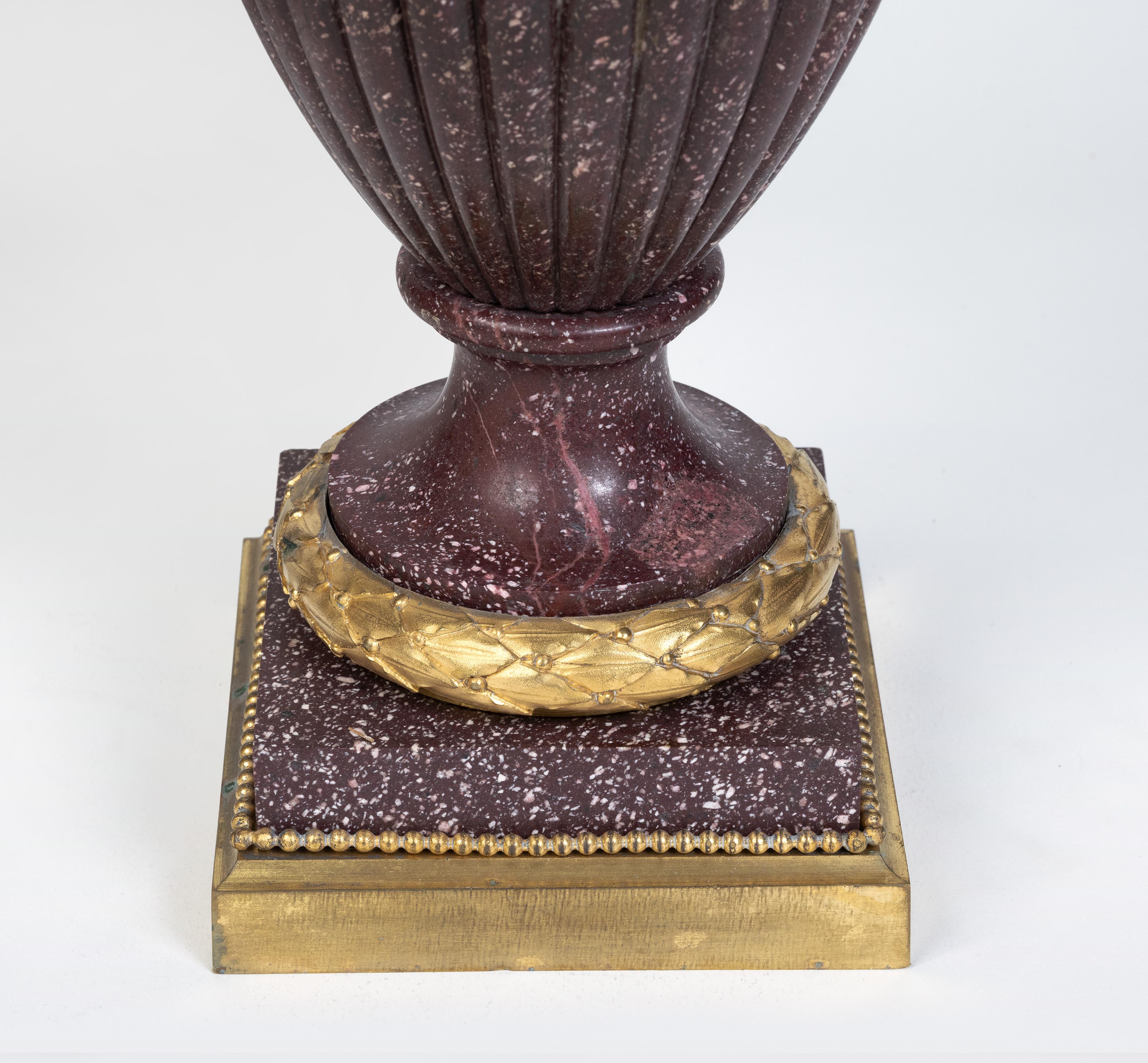 Une grande paire de vases français en porphyre montés en bronze doré en vente 2