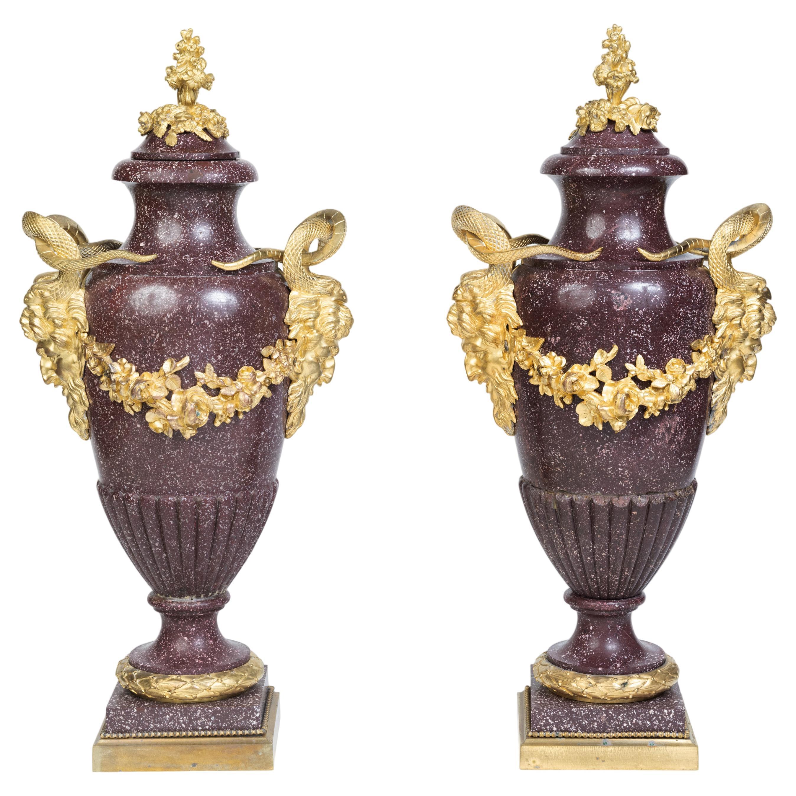 Une grande paire de vases français en porphyre montés en bronze doré en vente