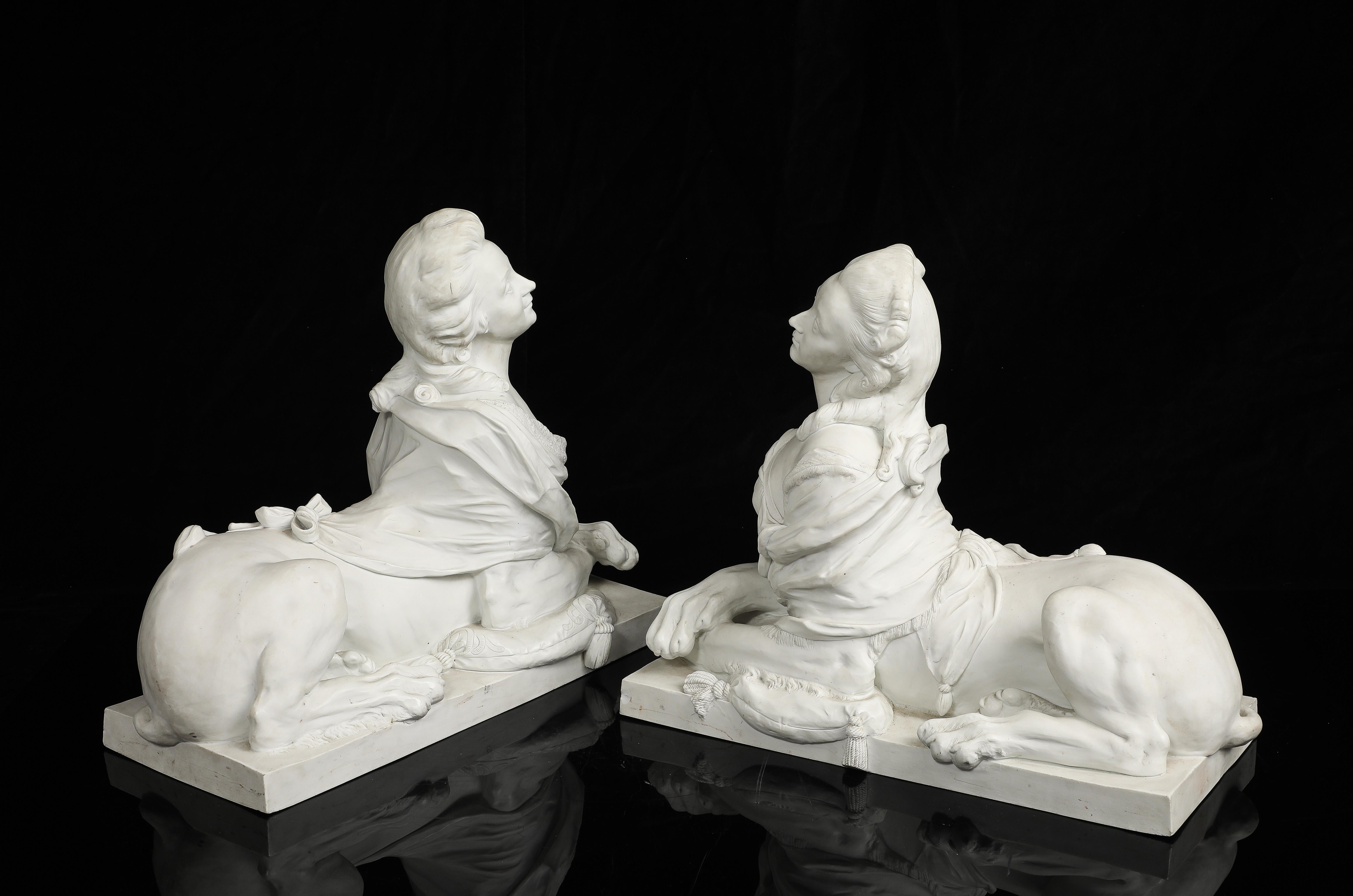 Una grande coppia di figure di sfingi reali in porcellana biscuit di Sèvres a grandezza di palazzo in vendita 1