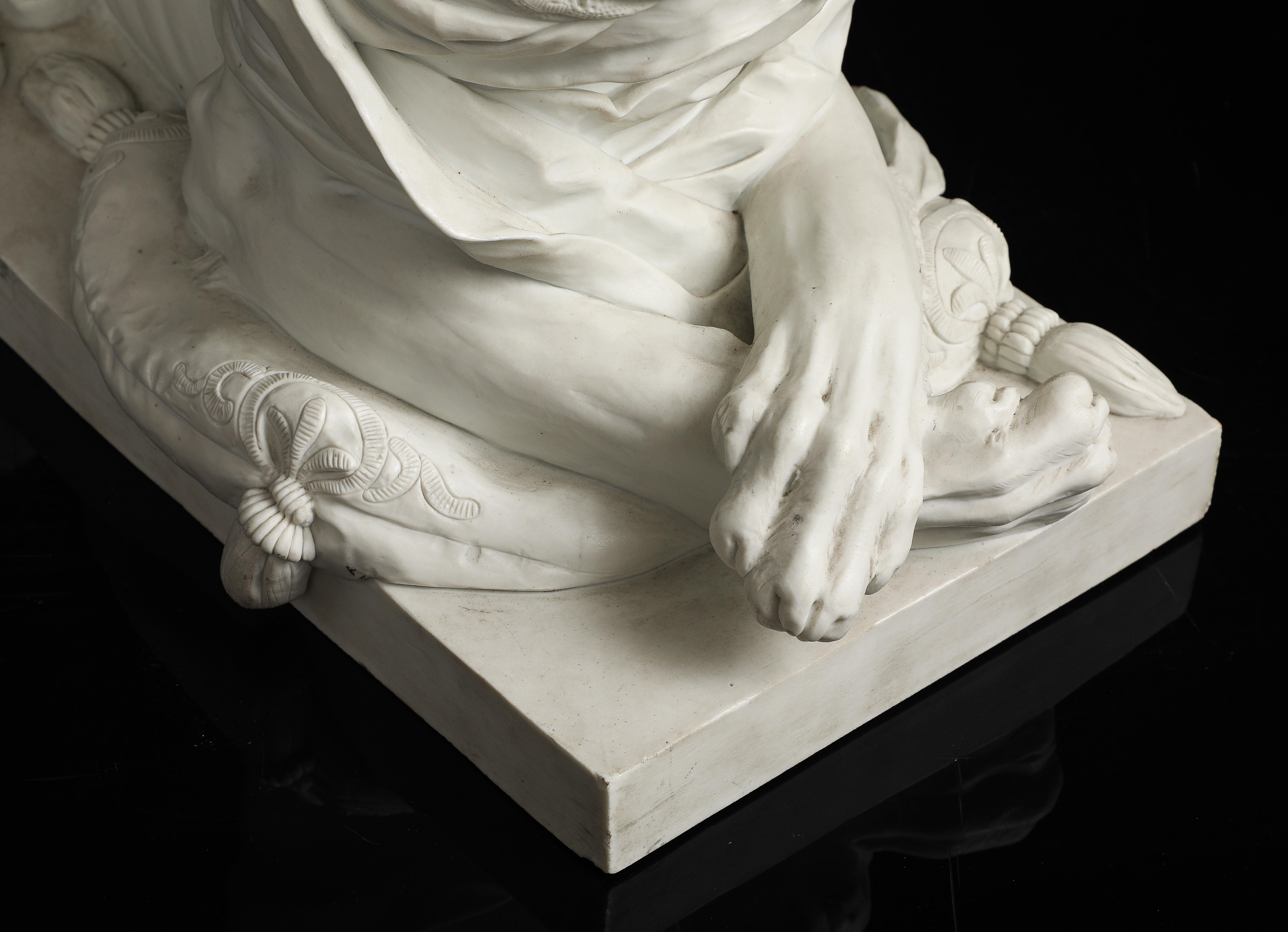 Una grande coppia di figure di sfingi reali in porcellana biscuit di Sèvres a grandezza di palazzo in vendita 8