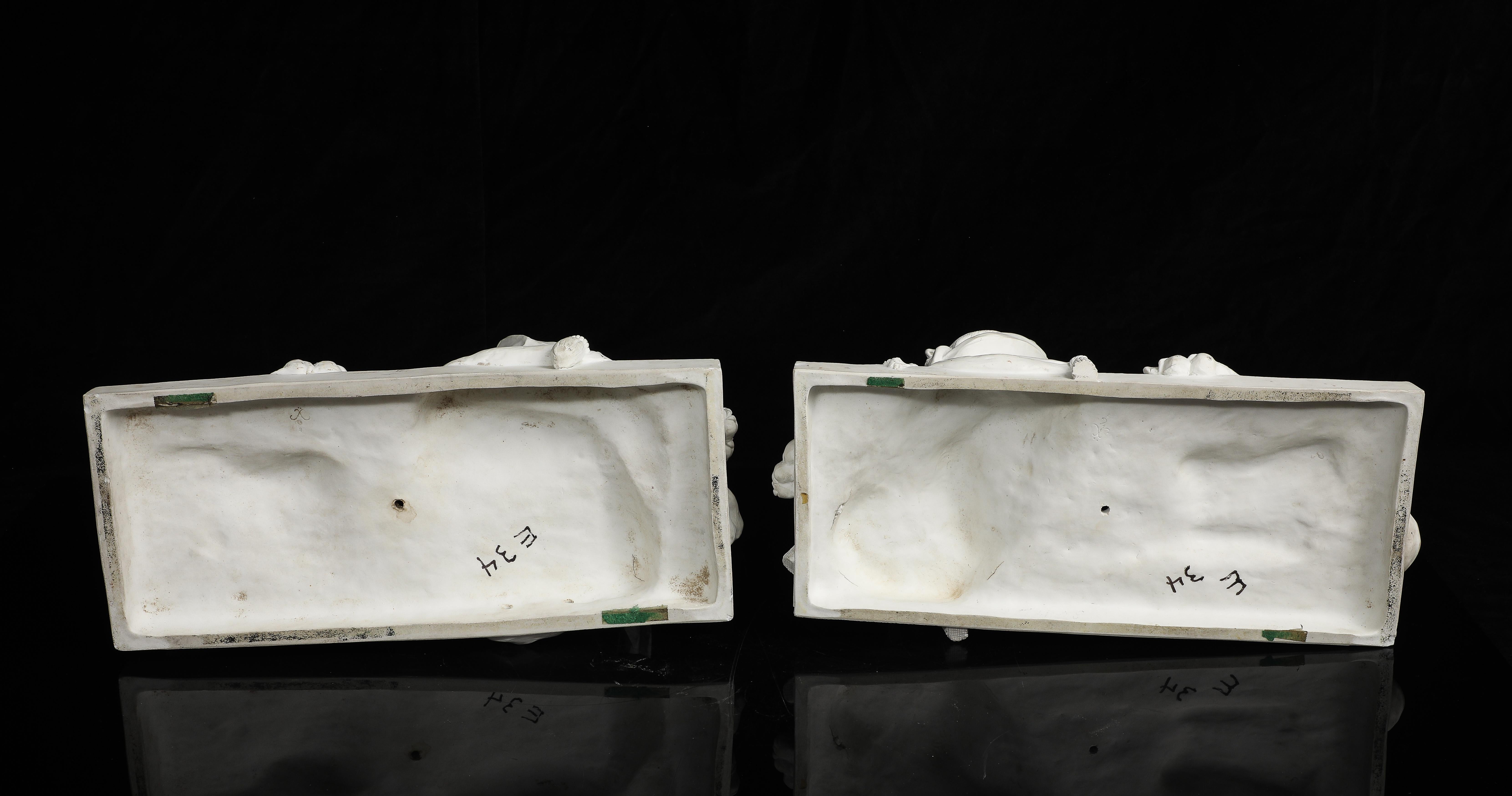 Una grande coppia di figure di sfingi reali in porcellana biscuit di Sèvres a grandezza di palazzo in vendita 9