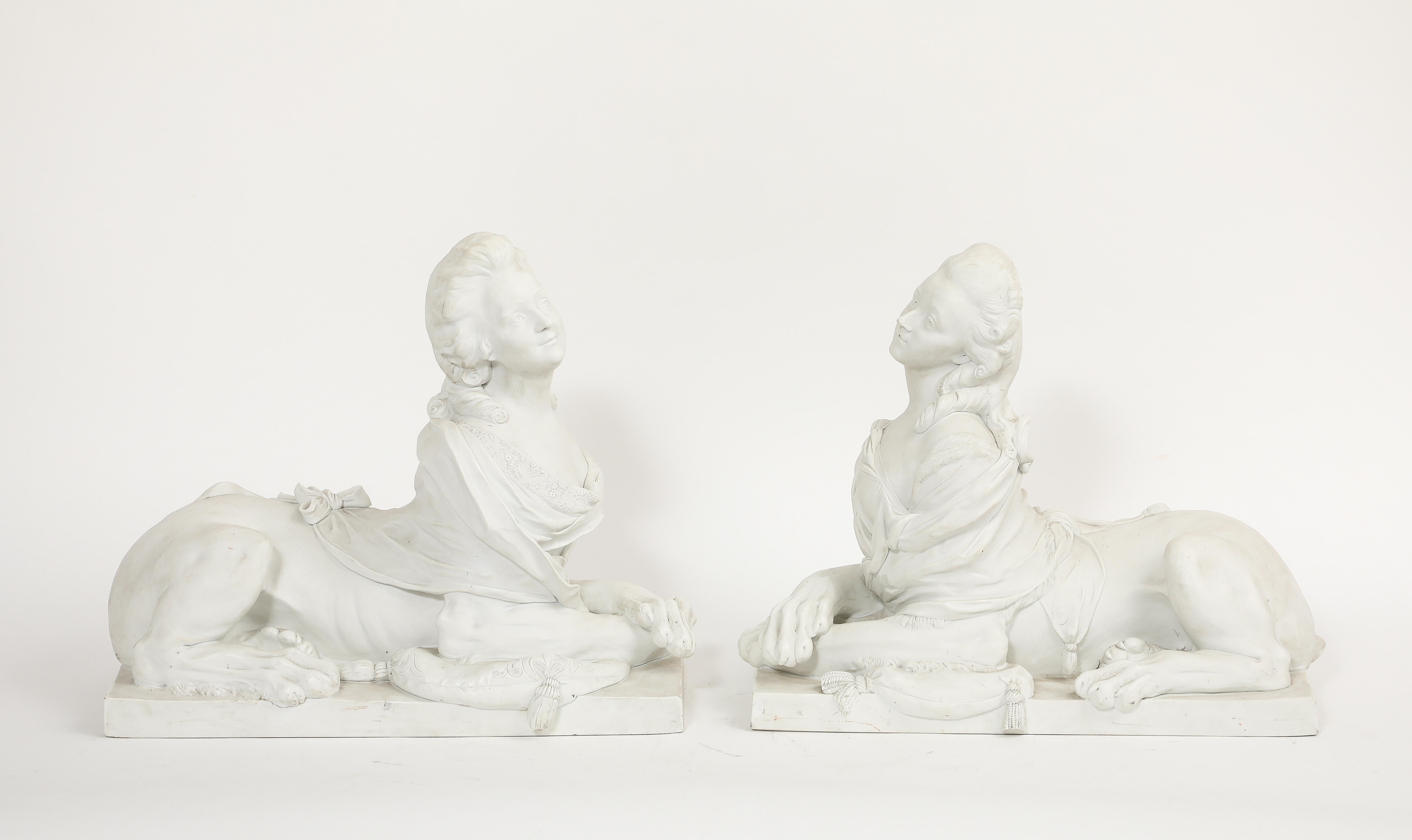 Una splendida e rara coppia di figure di sfingi reali in porcellana biscuit di Sèvres di dimensioni da palazzo con marchi incisi di Sèvres.  Queste grandi figure in porcellana biscuit di Sèvres raffigurano una coppia complementare di sfingi reali