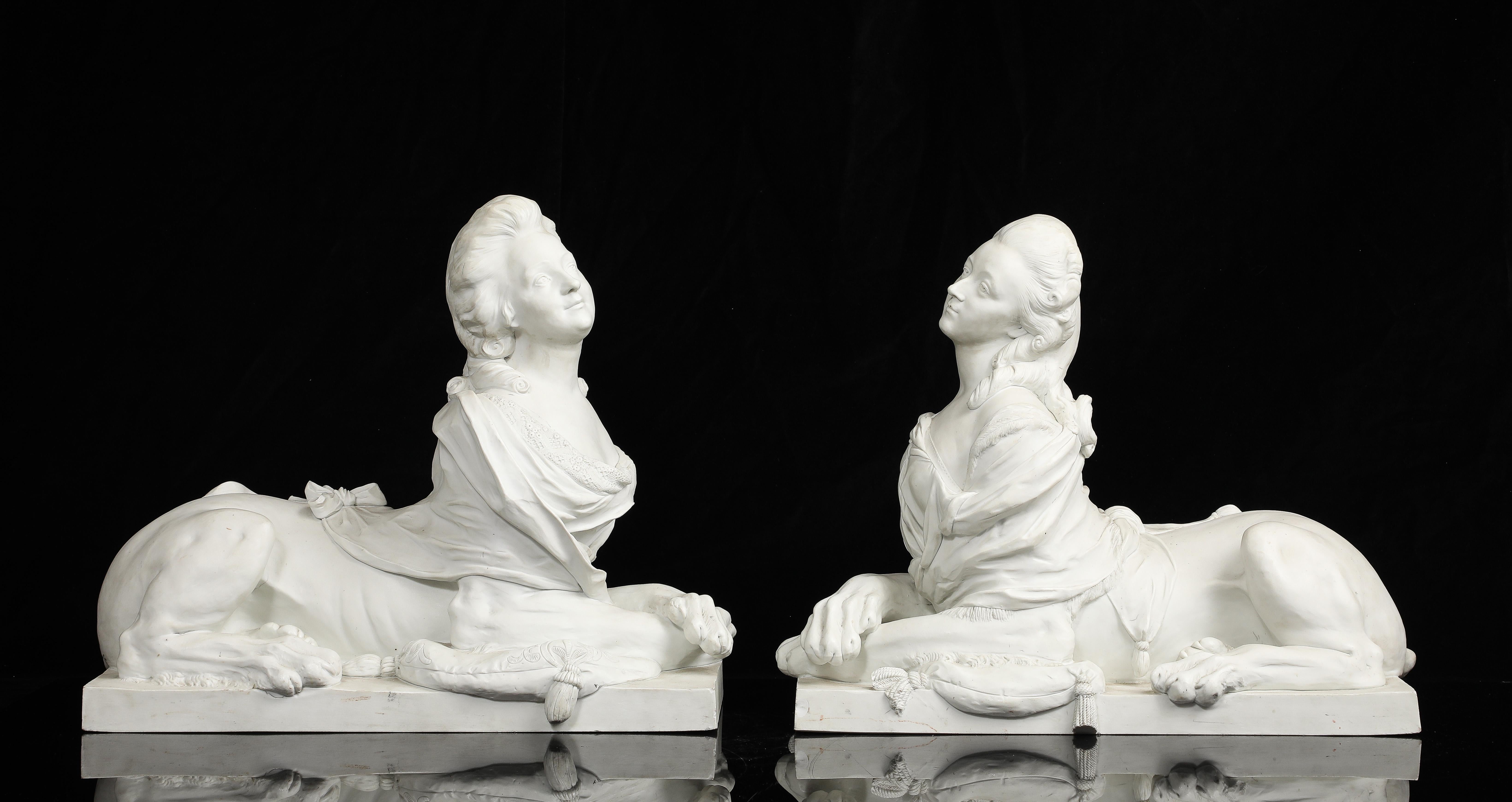 Luigi XVI Una grande coppia di figure di sfingi reali in porcellana biscuit di Sèvres a grandezza di palazzo in vendita