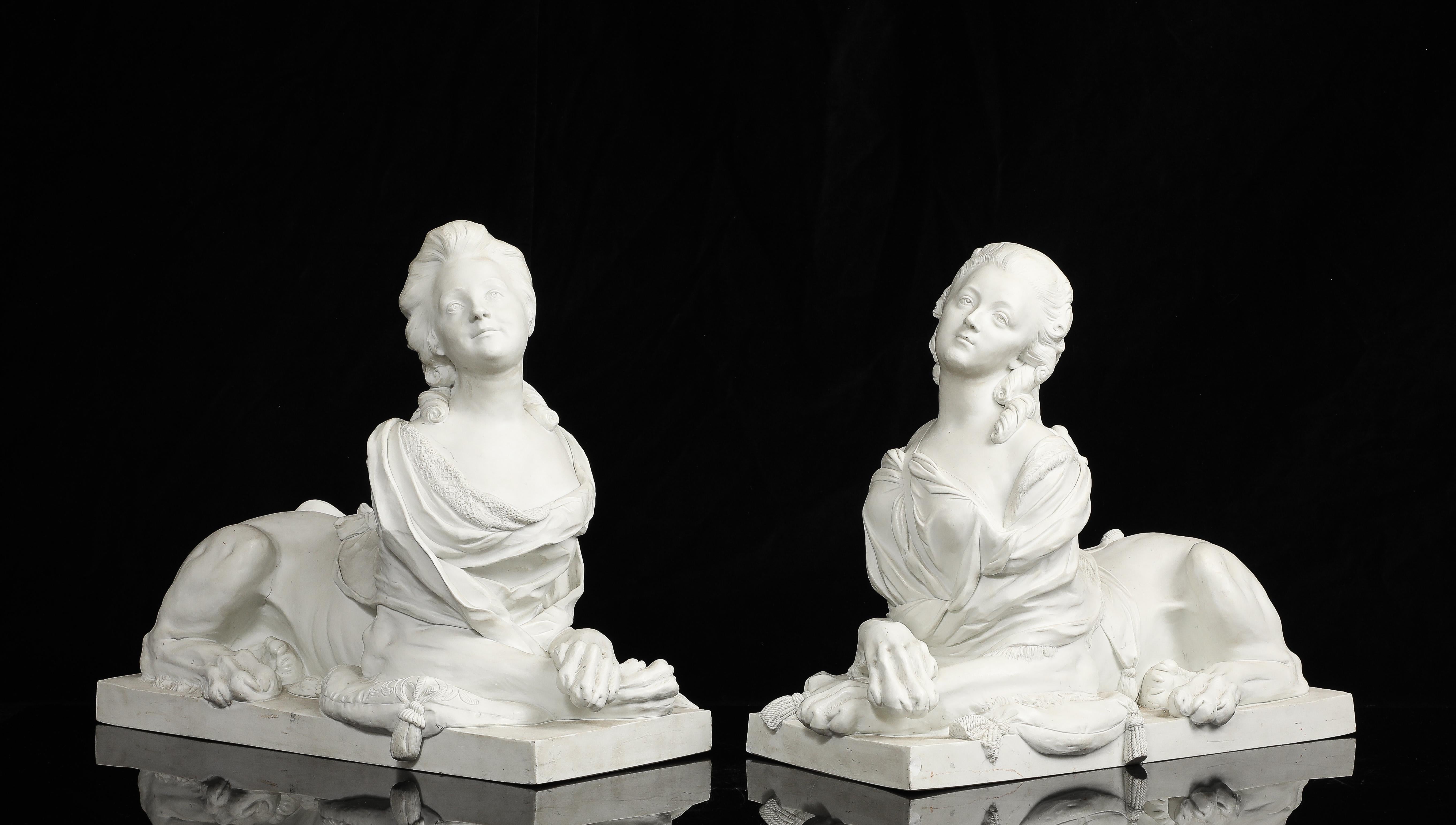Francese Una grande coppia di figure di sfingi reali in porcellana biscuit di Sèvres a grandezza di palazzo in vendita