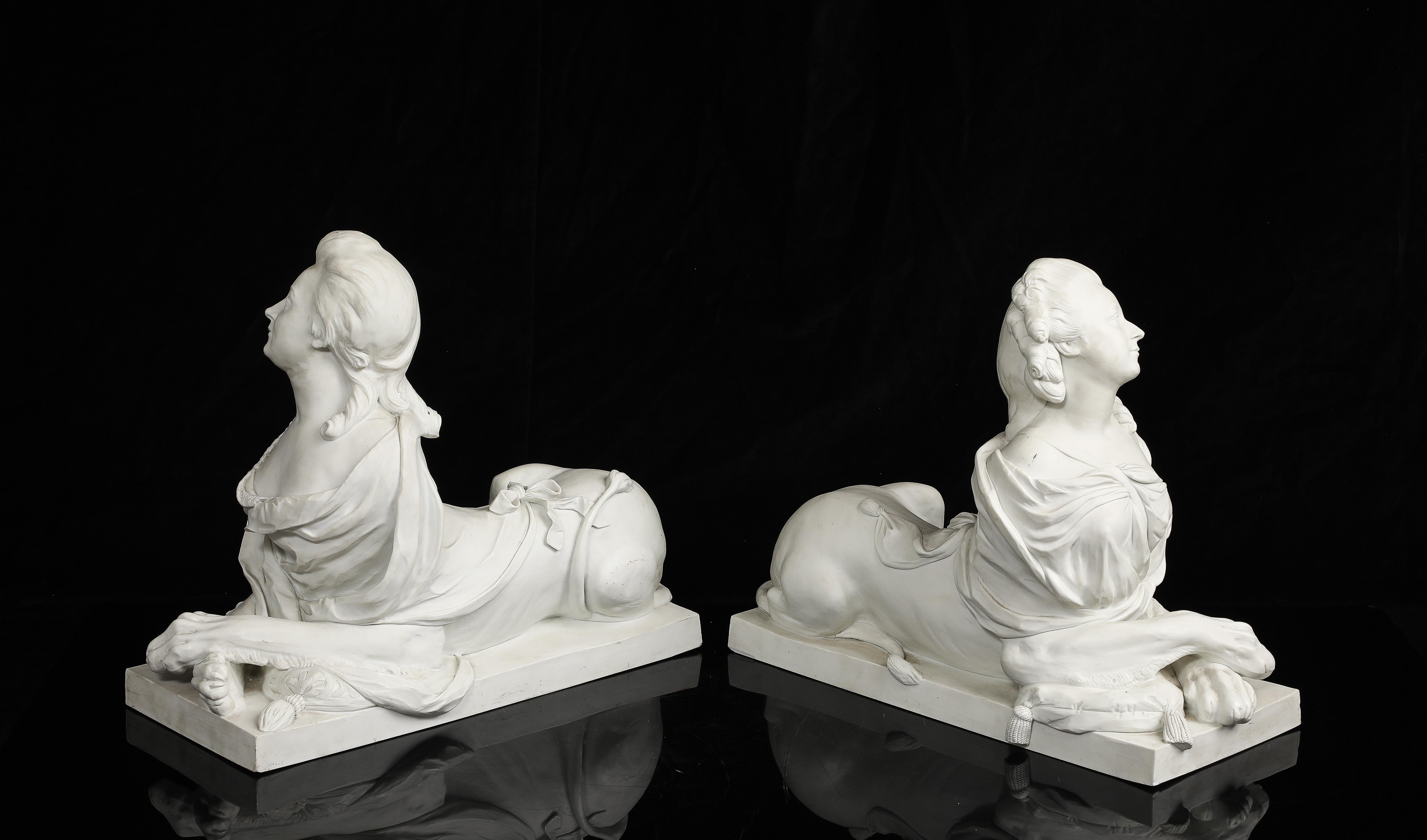 Intagliato a mano Una grande coppia di figure di sfingi reali in porcellana biscuit di Sèvres a grandezza di palazzo in vendita