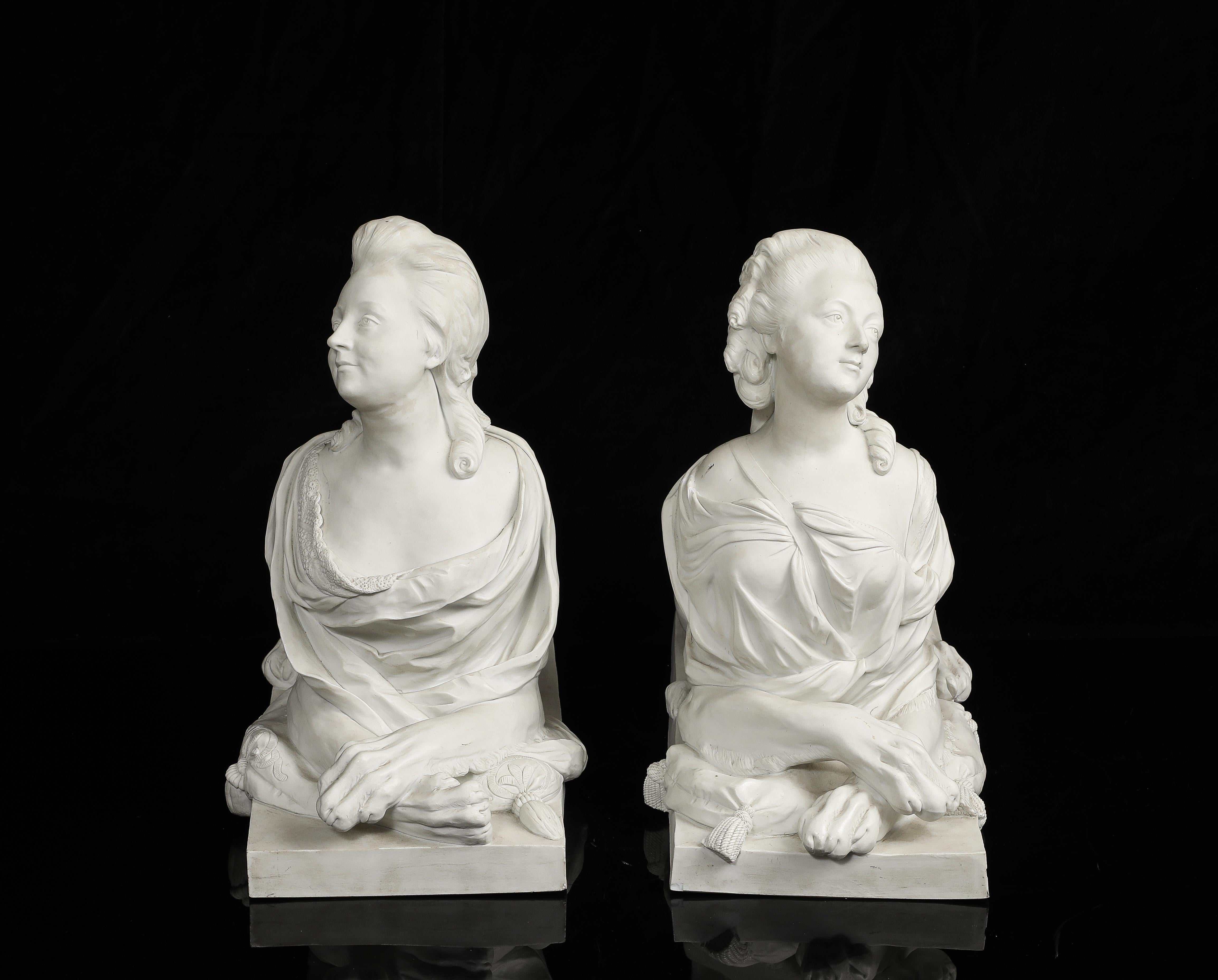 Una grande coppia di figure di sfingi reali in porcellana biscuit di Sèvres a grandezza di palazzo In condizioni buone in vendita a New York, NY