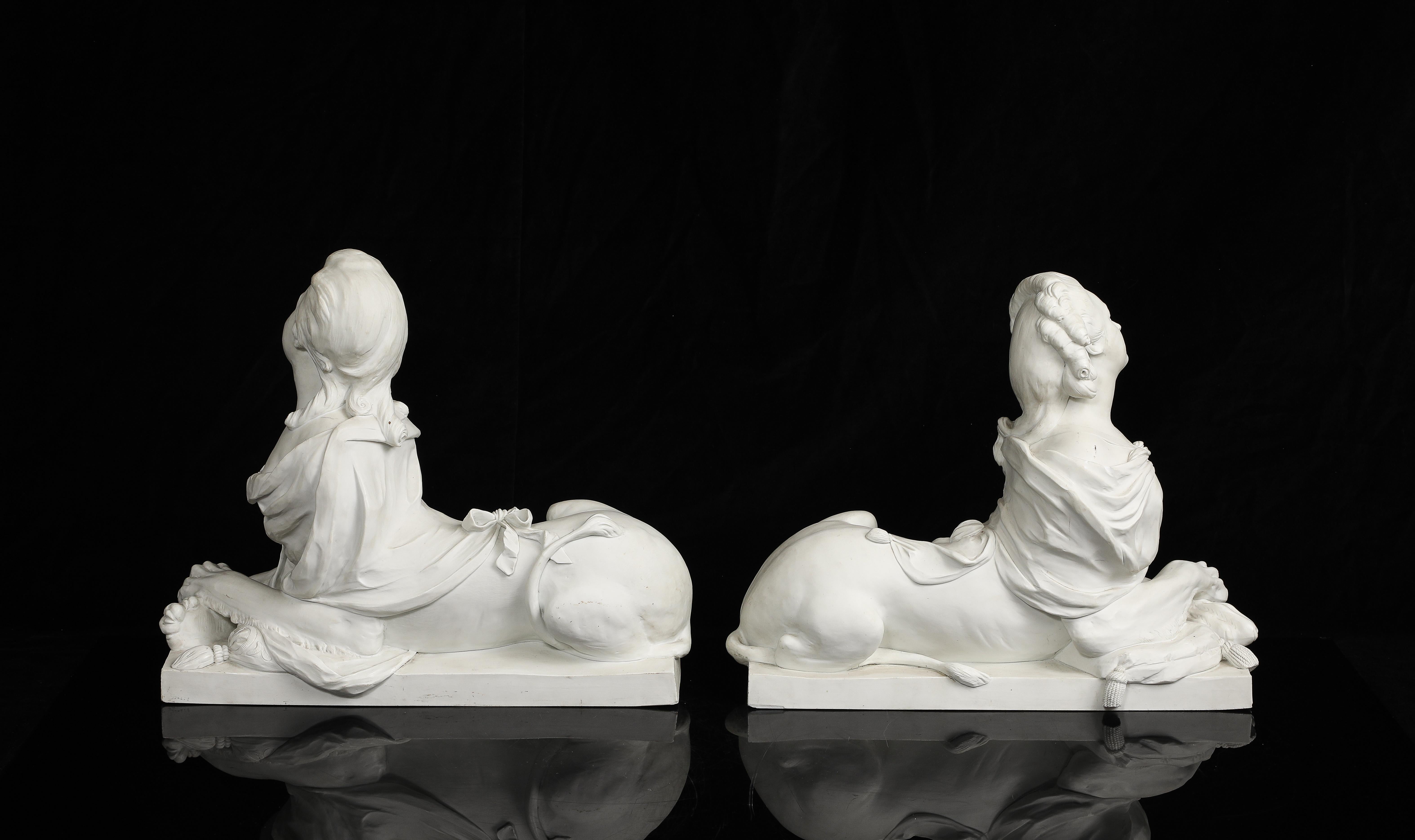 Fine XIX secolo Una grande coppia di figure di sfingi reali in porcellana biscuit di Sèvres a grandezza di palazzo in vendita