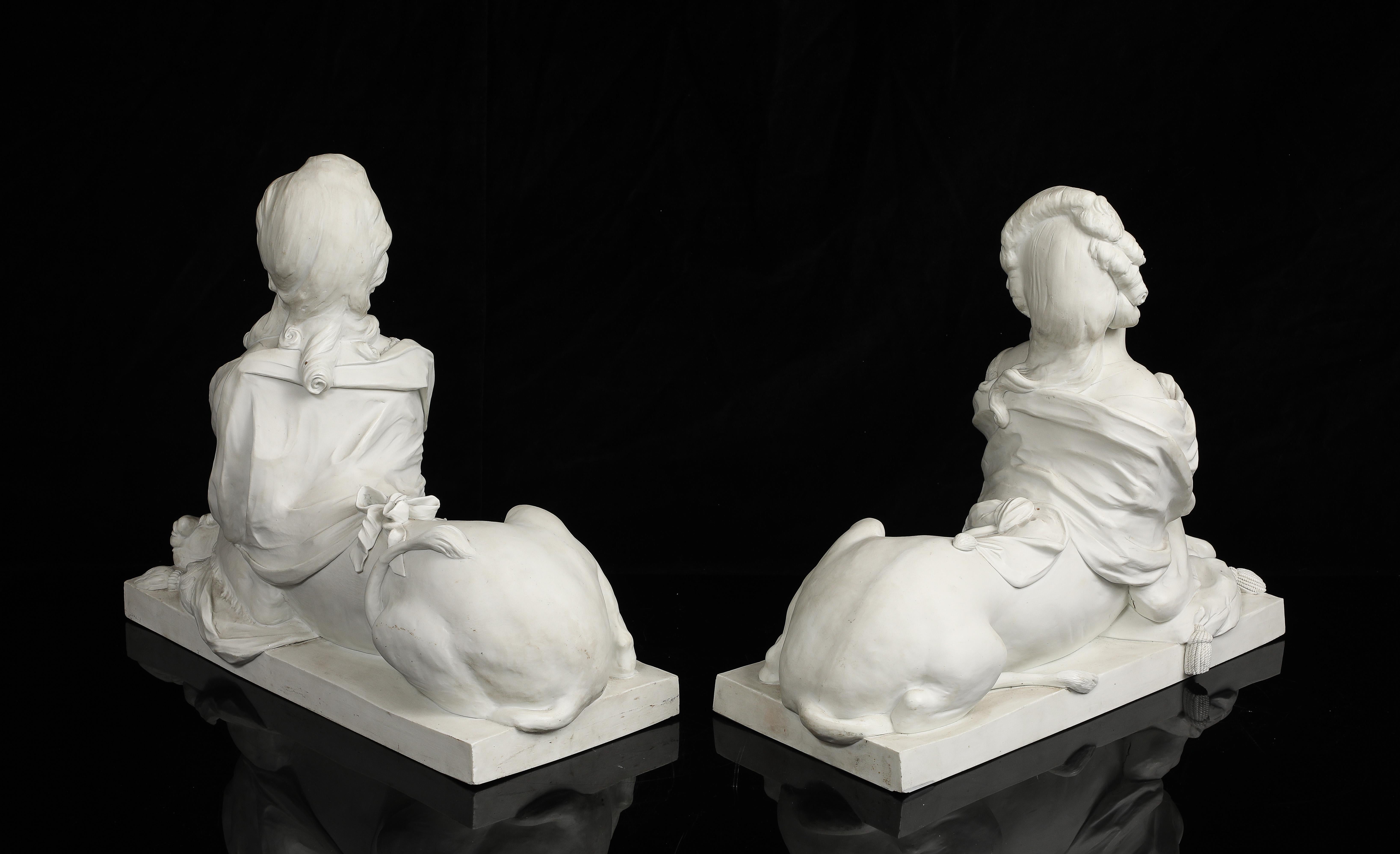 Porcellana Una grande coppia di figure di sfingi reali in porcellana biscuit di Sèvres a grandezza di palazzo in vendita
