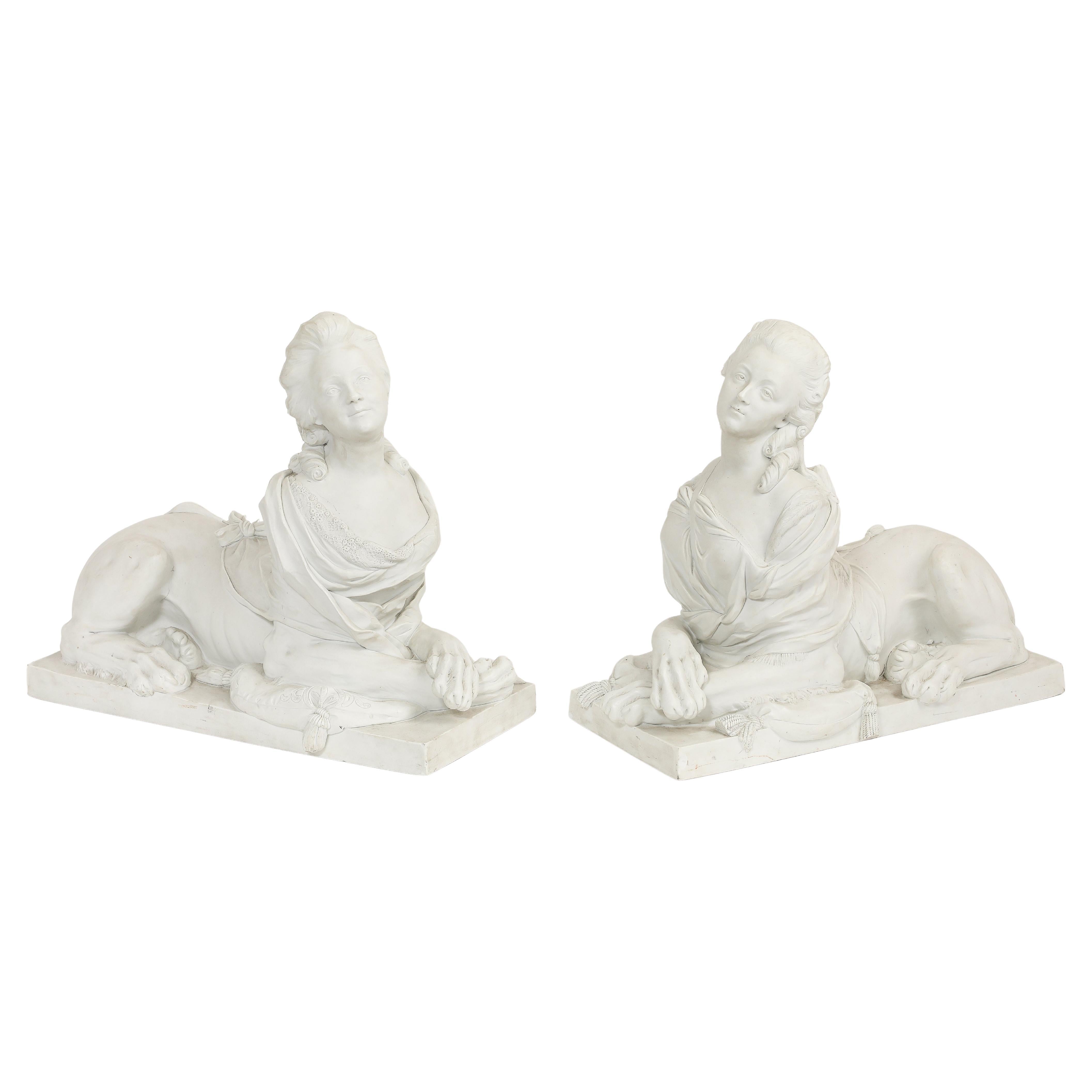 Una grande coppia di figure di sfingi reali in porcellana biscuit di Sèvres a grandezza di palazzo in vendita