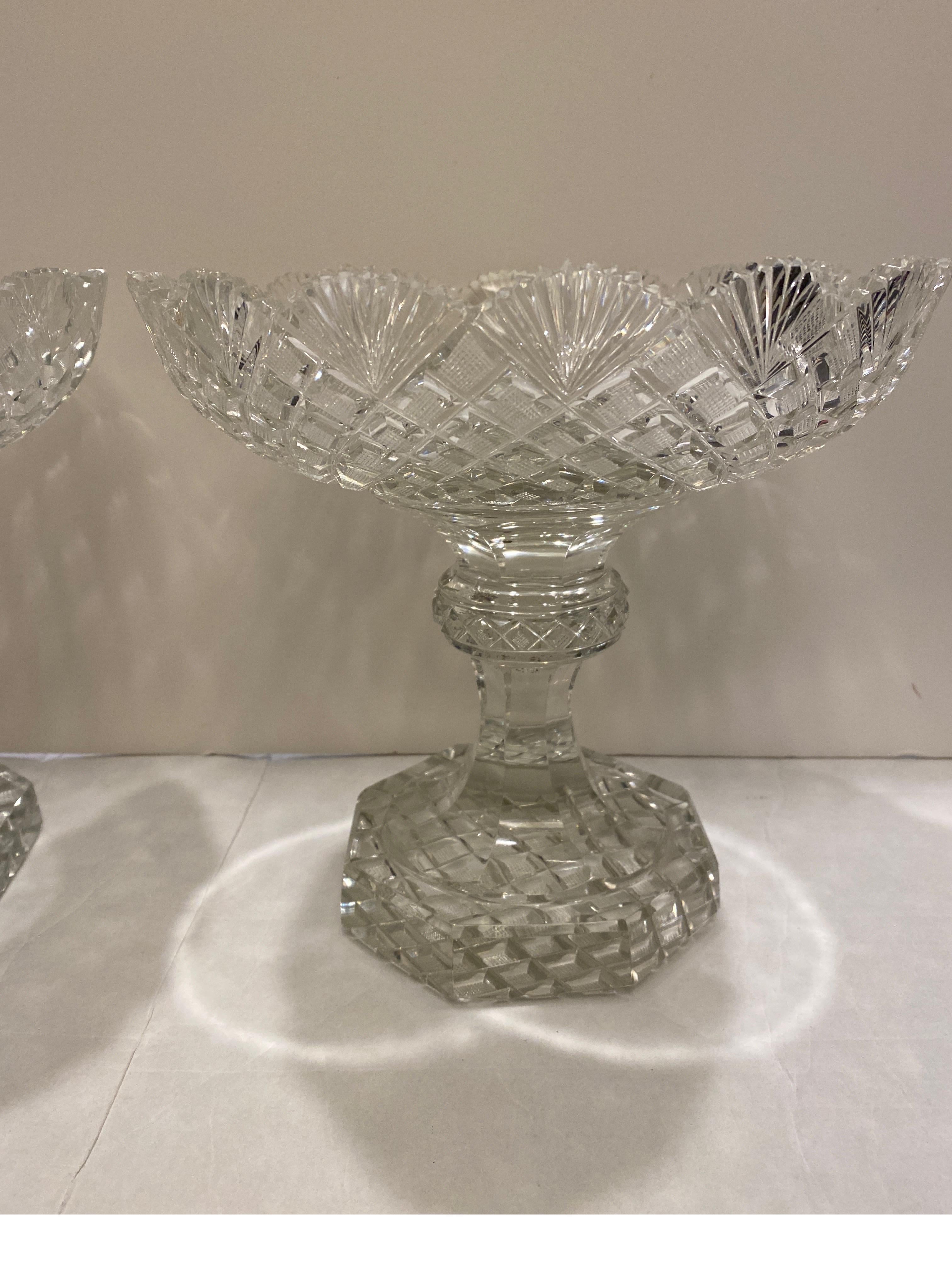 Gran pareja de compoteras georgianas de pedestal de cristal tallado Georgiano en venta