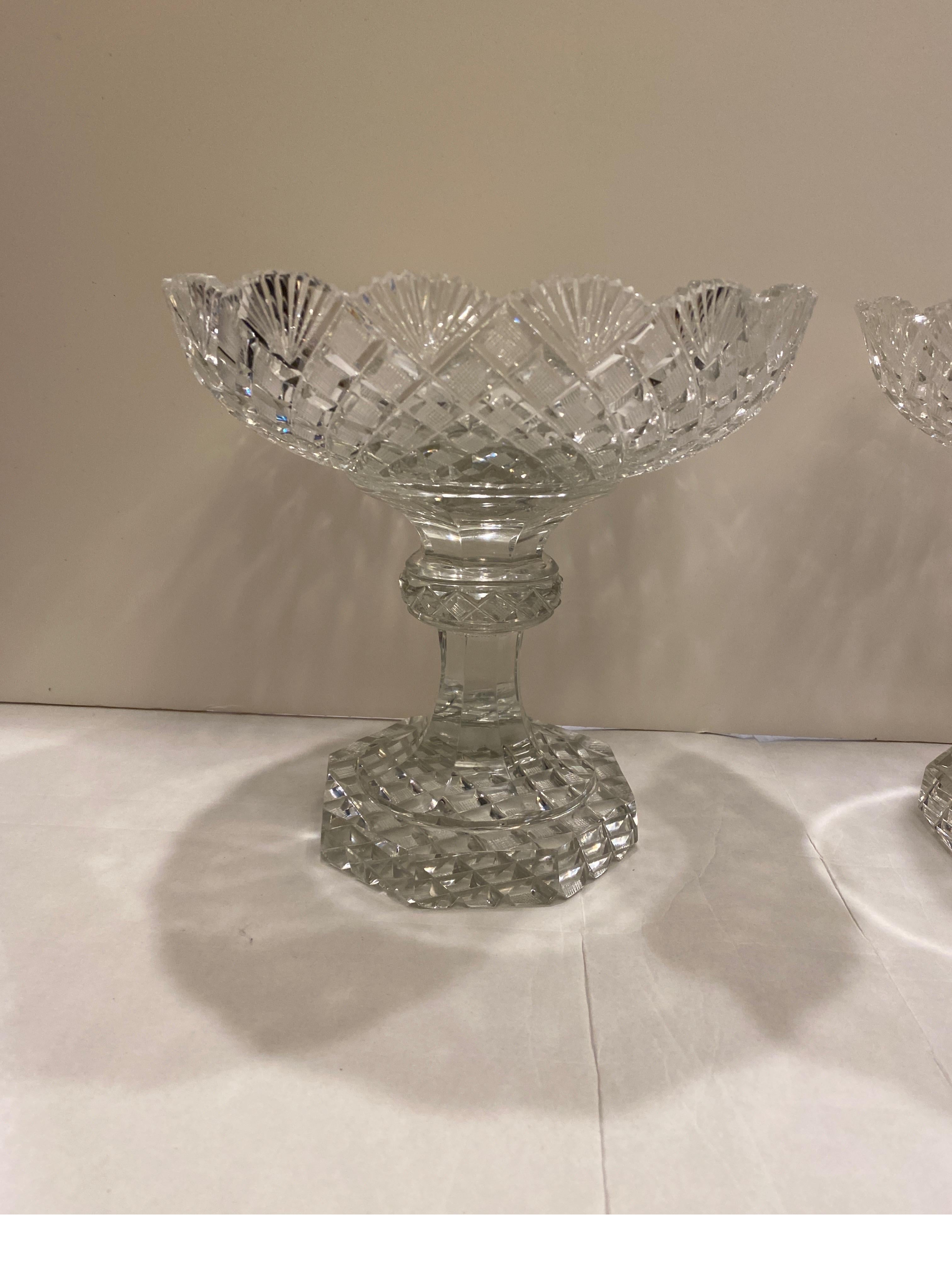 Gran pareja de compoteras georgianas de pedestal de cristal tallado Inglés en venta