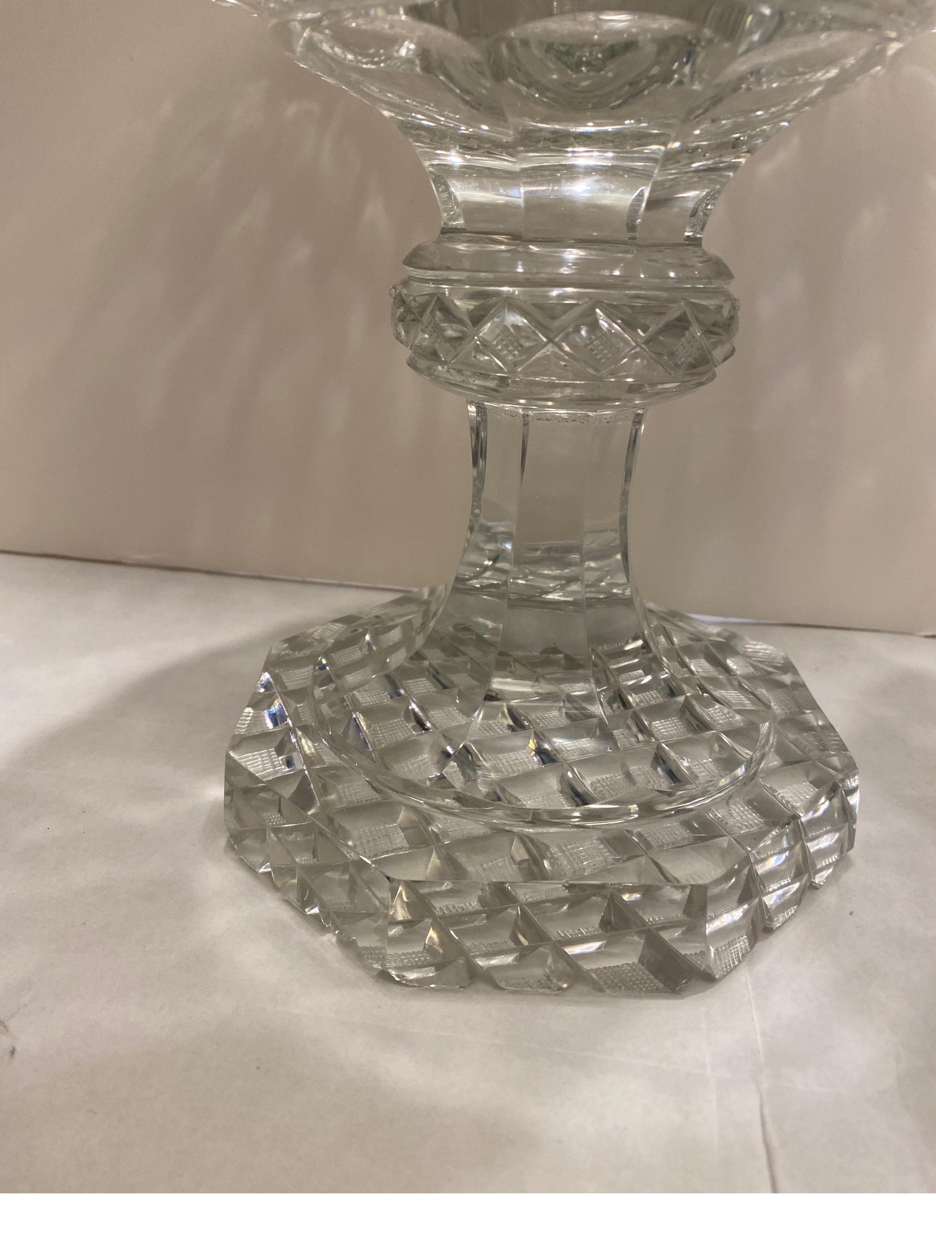 Gran pareja de compoteras georgianas de pedestal de cristal tallado Vidrio en venta