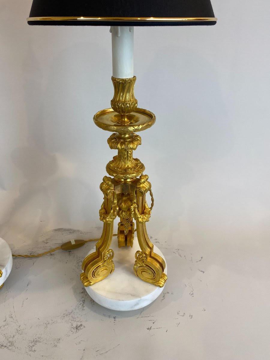 Großes Paar Tischlampen aus vergoldeter Bronze und Marmor, Napoleon III.-Periode. (Vergoldet) im Angebot