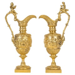 Pareja de grandes aguamaniles de bronce dorado estilo Luis XIV, S. XIX.