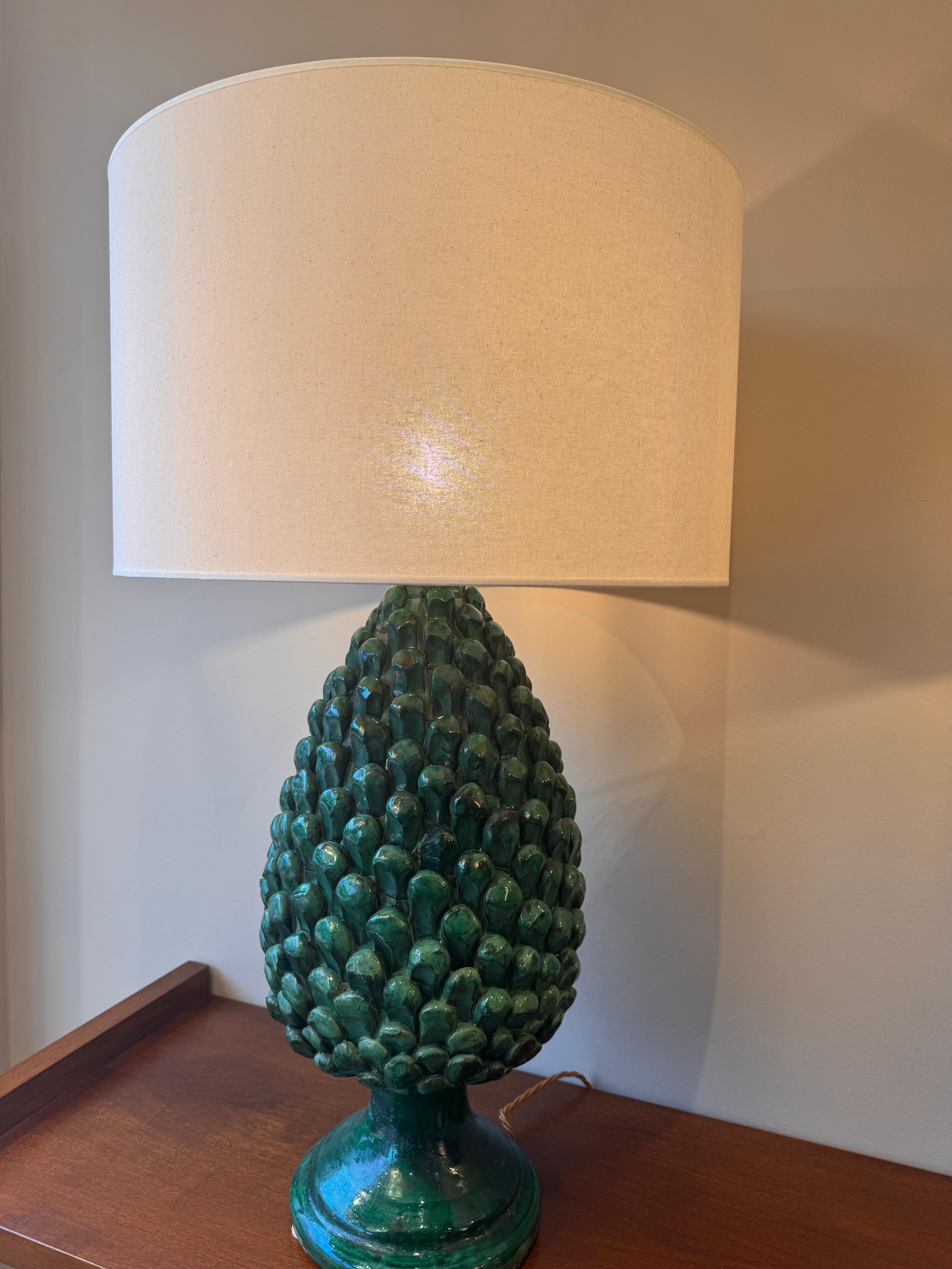 A large pair of glazed ceramic pine cones table lamps In Good Condition For Sale In London, GB