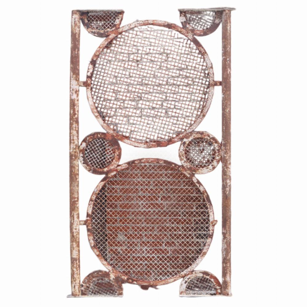 Une paire remarquable de grands panneaux en fer présentant un motif de cercle répétitif audacieux, datant d'environ 1940. Probablement utilisés comme éléments architecturaux ou décoratifs - peut-être comme grilles, séparations de pièces ou portails