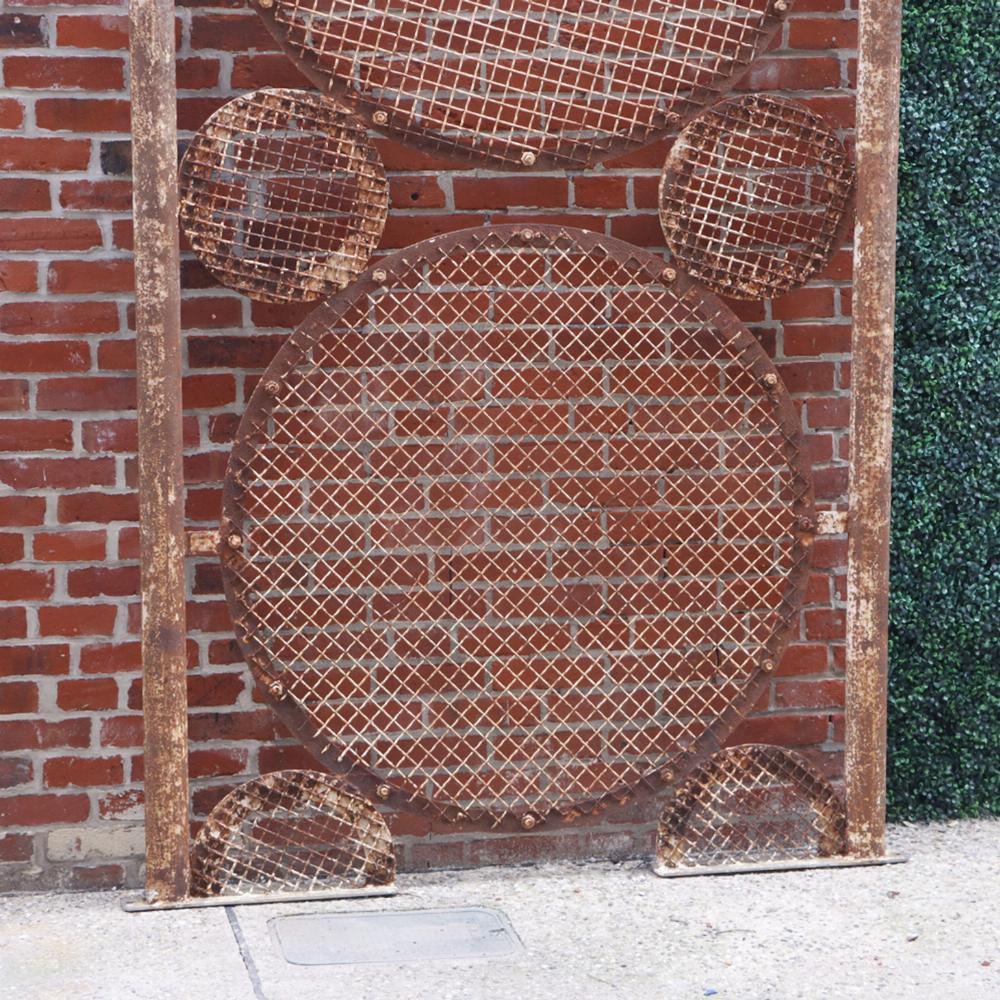 Une grande paire de panneaux en fer à motif de cercle, C.C. 1940. État moyen - En vente à Philadelphia, PA