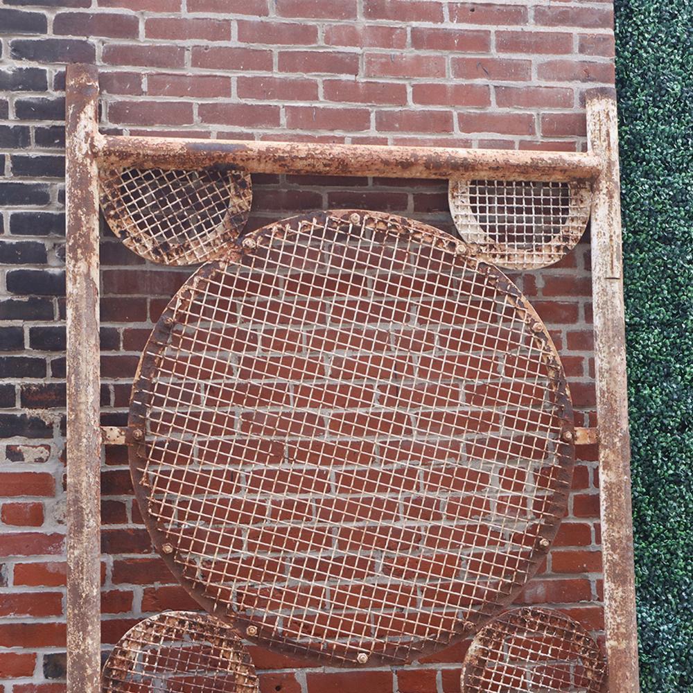20ième siècle Une grande paire de panneaux en fer à motif de cercle, C.C. 1940. en vente