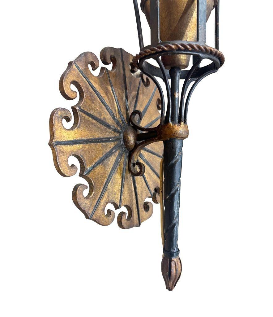 Una grande coppia di applique italiane del 1940 in metallo dorato e nero in vendita 3