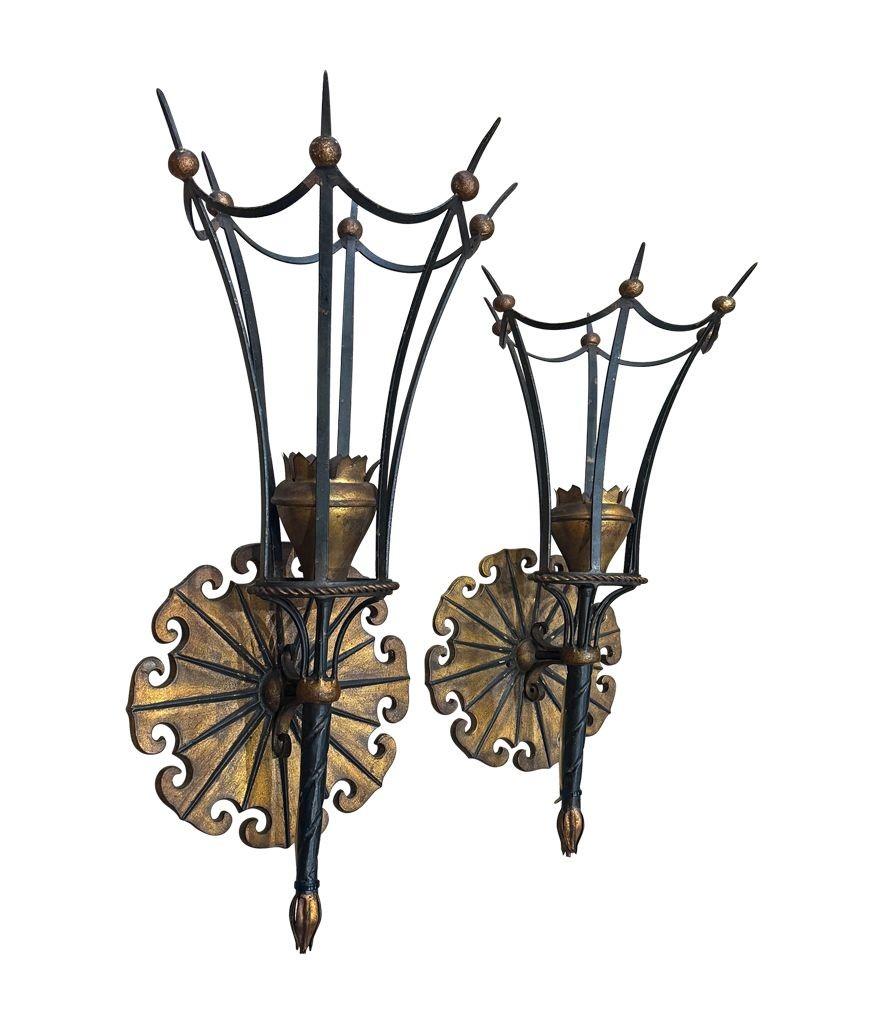 Una grande coppia di applique italiane del 1940 in metallo dorato e nero in vendita 4