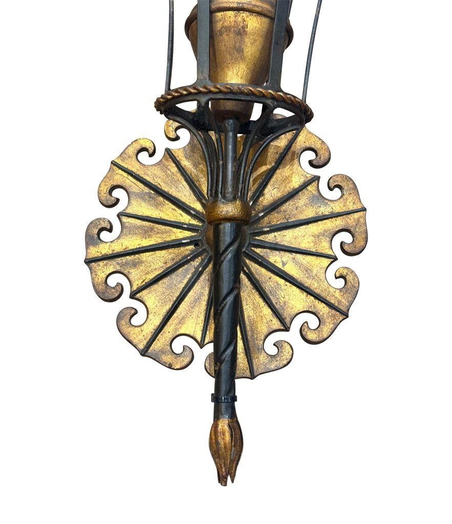 Art Déco Una grande coppia di applique italiane del 1940 in metallo dorato e nero in vendita