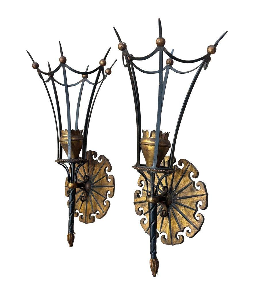 Italiano Una grande coppia di applique italiane del 1940 in metallo dorato e nero in vendita