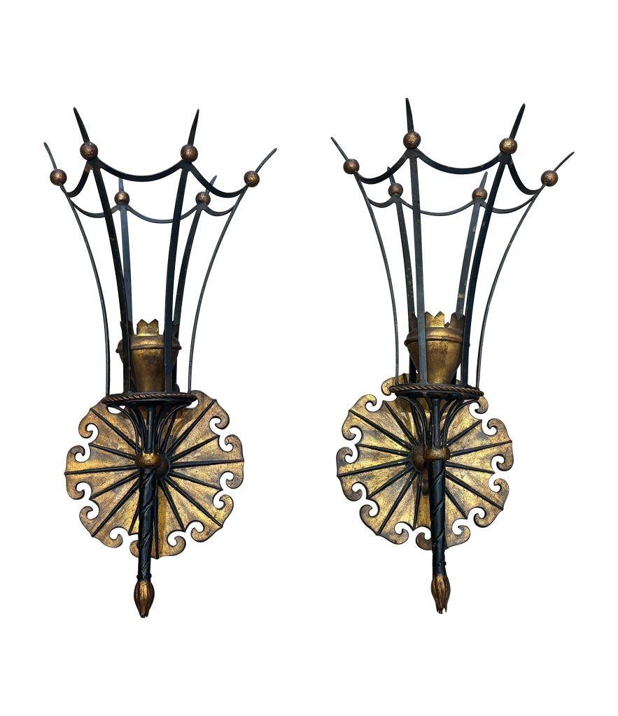 Una grande coppia di applique italiane del 1940 in metallo dorato e nero In condizioni buone in vendita a London, GB