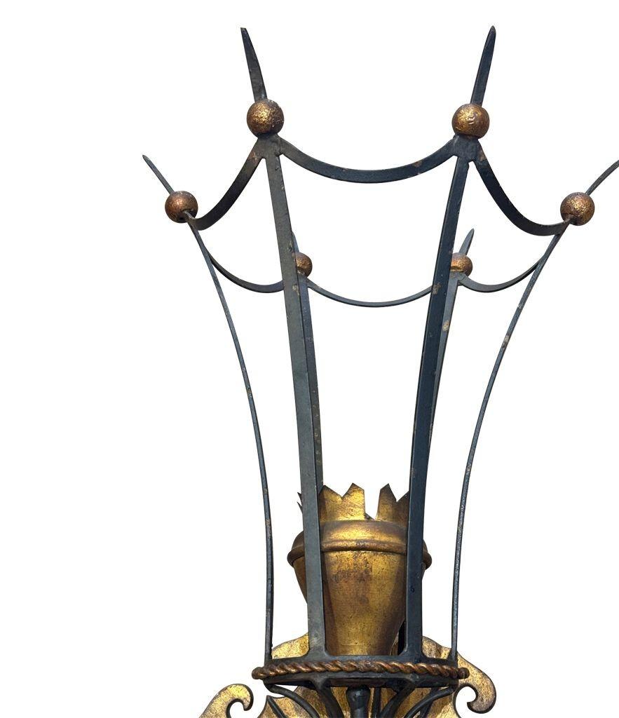 Metà XX secolo Una grande coppia di applique italiane del 1940 in metallo dorato e nero in vendita