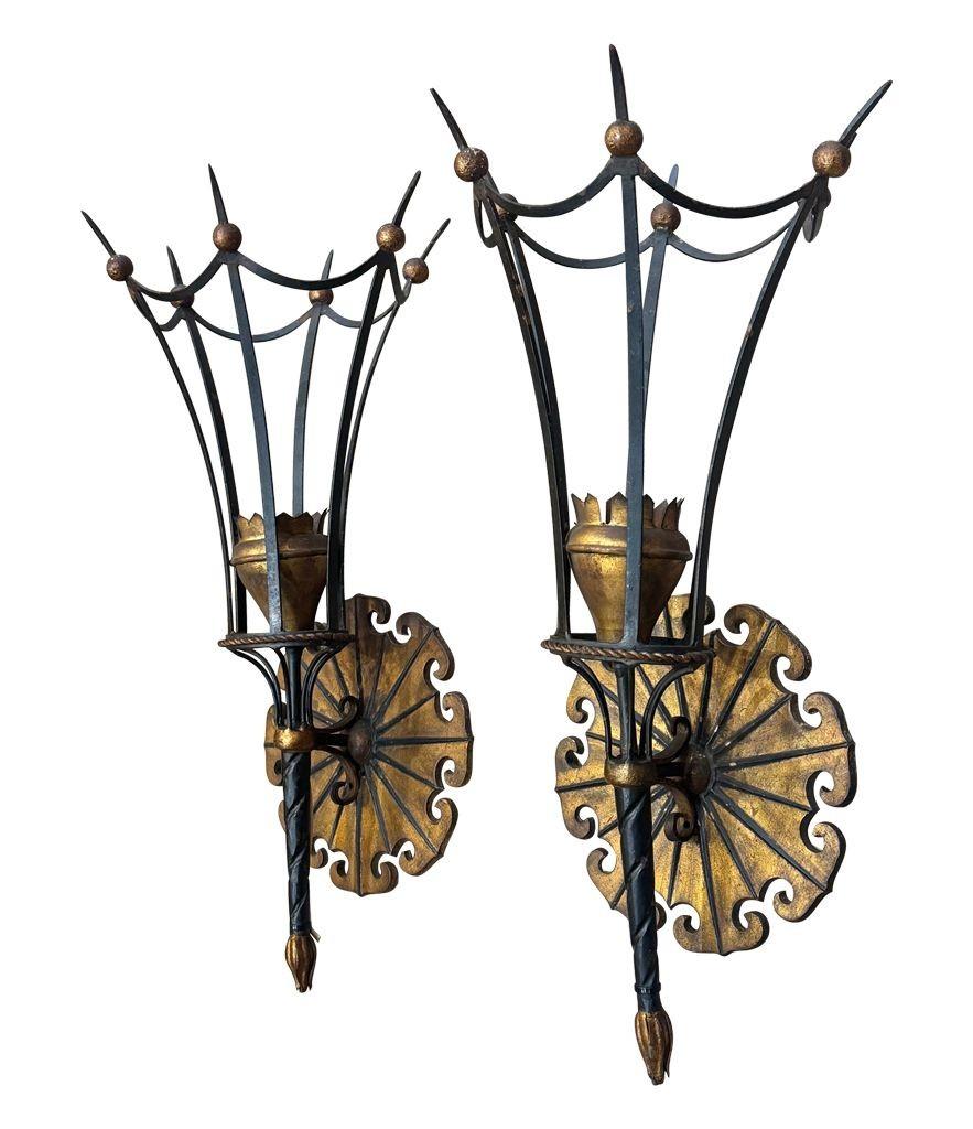 Metallo Una grande coppia di applique italiane del 1940 in metallo dorato e nero in vendita