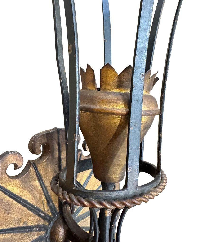 Una grande coppia di applique italiane del 1940 in metallo dorato e nero in vendita 1