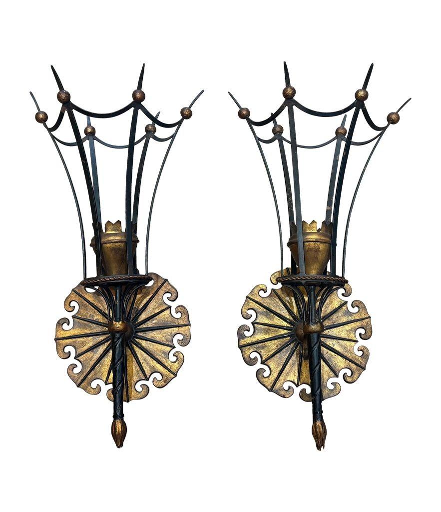 Una grande coppia di applique italiane del 1940 in metallo dorato e nero in vendita 2