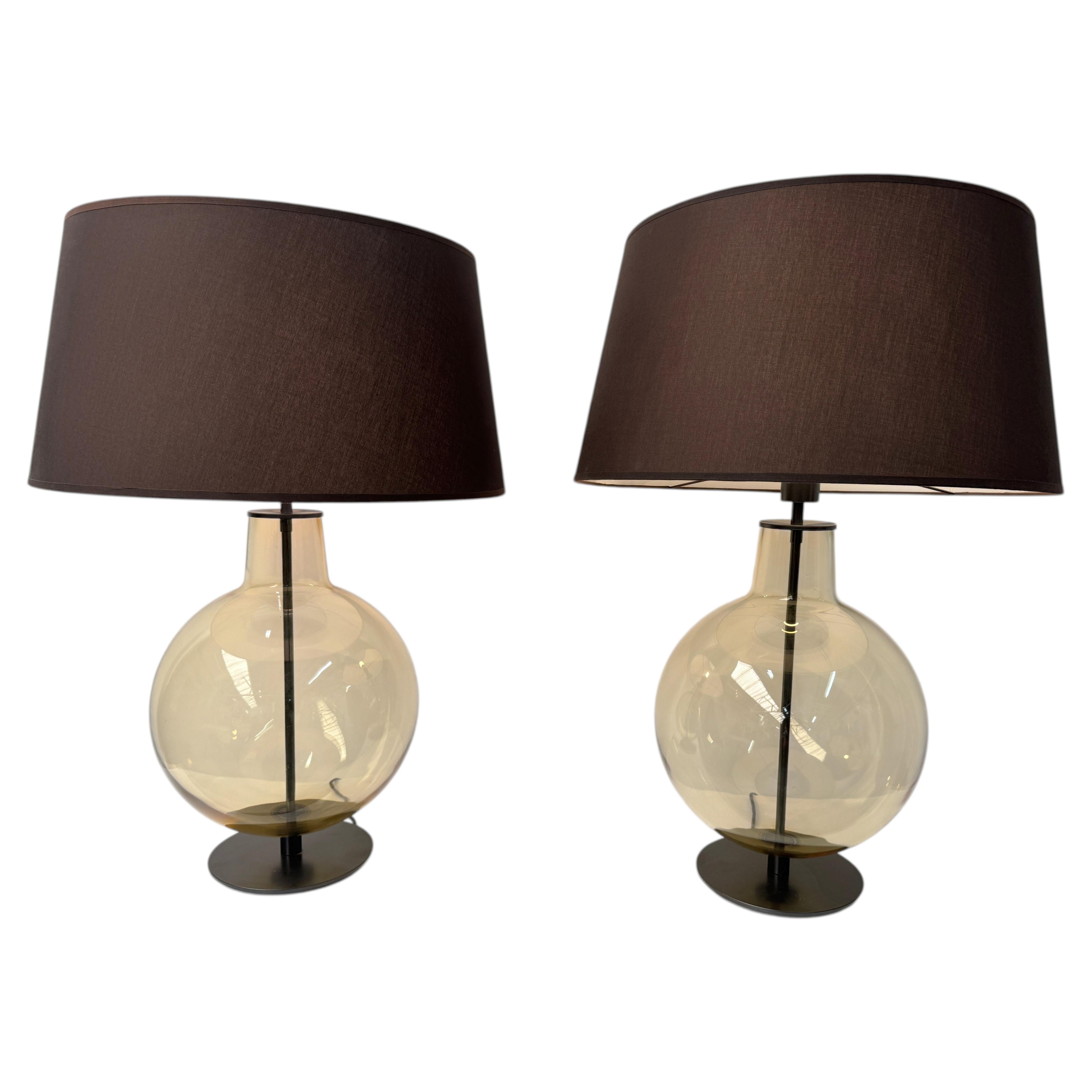 Une grande paire de lampes de table italiennes en verre ambré soufflé à la main