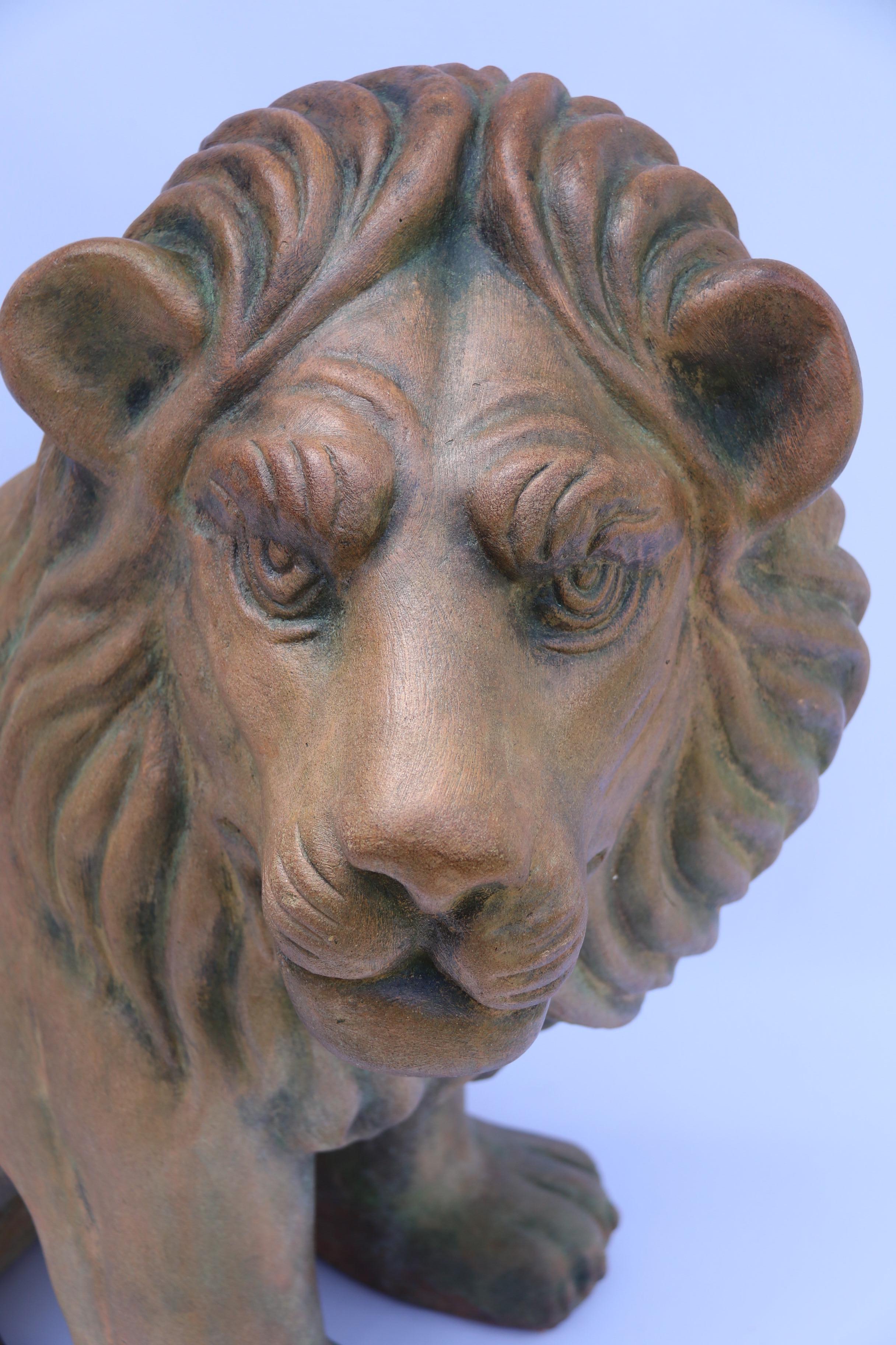 Coppia di leoni classici seduti in terracotta italiana, 1910 circa in vendita 5