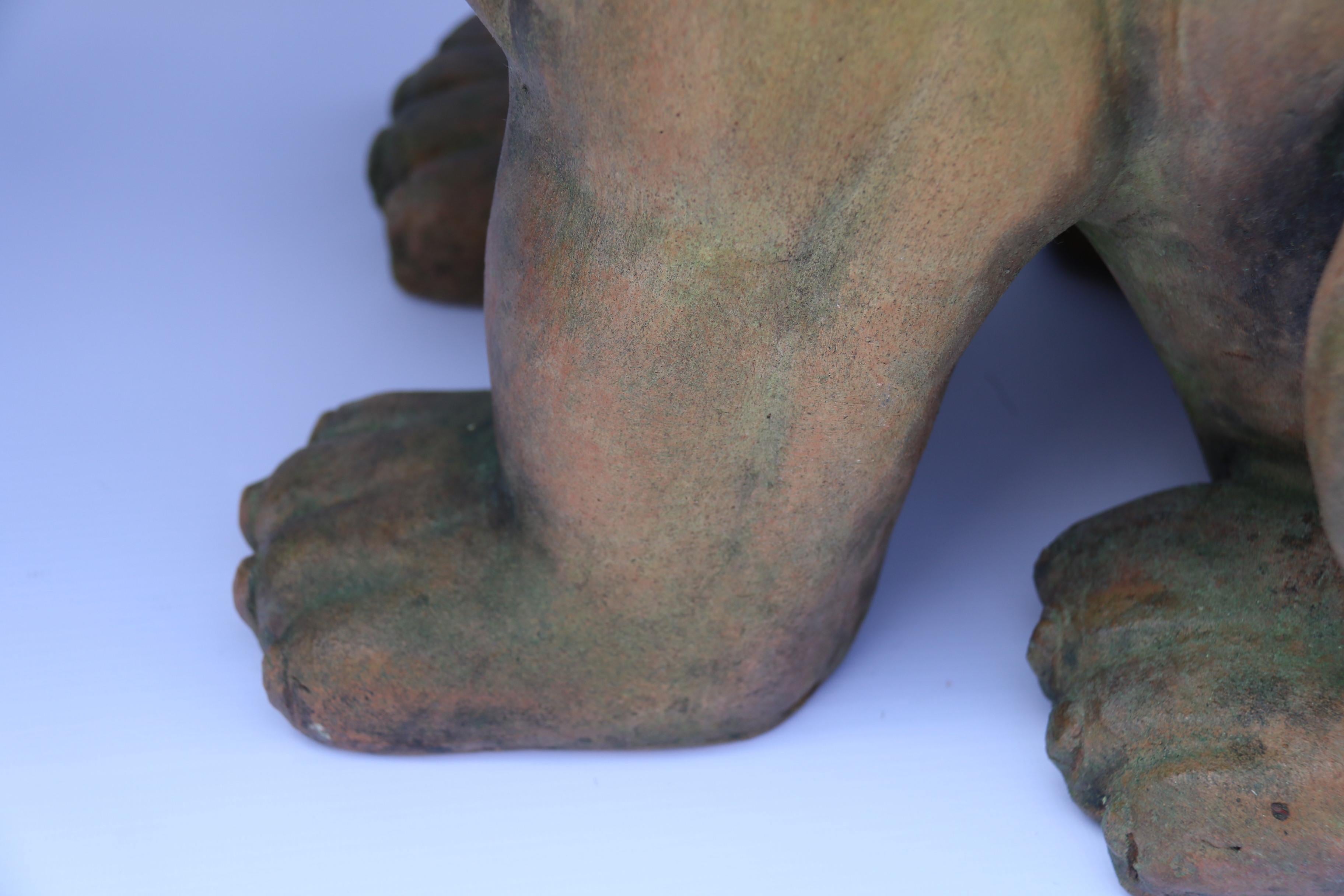 Fatto a mano Coppia di leoni classici seduti in terracotta italiana, 1910 circa in vendita