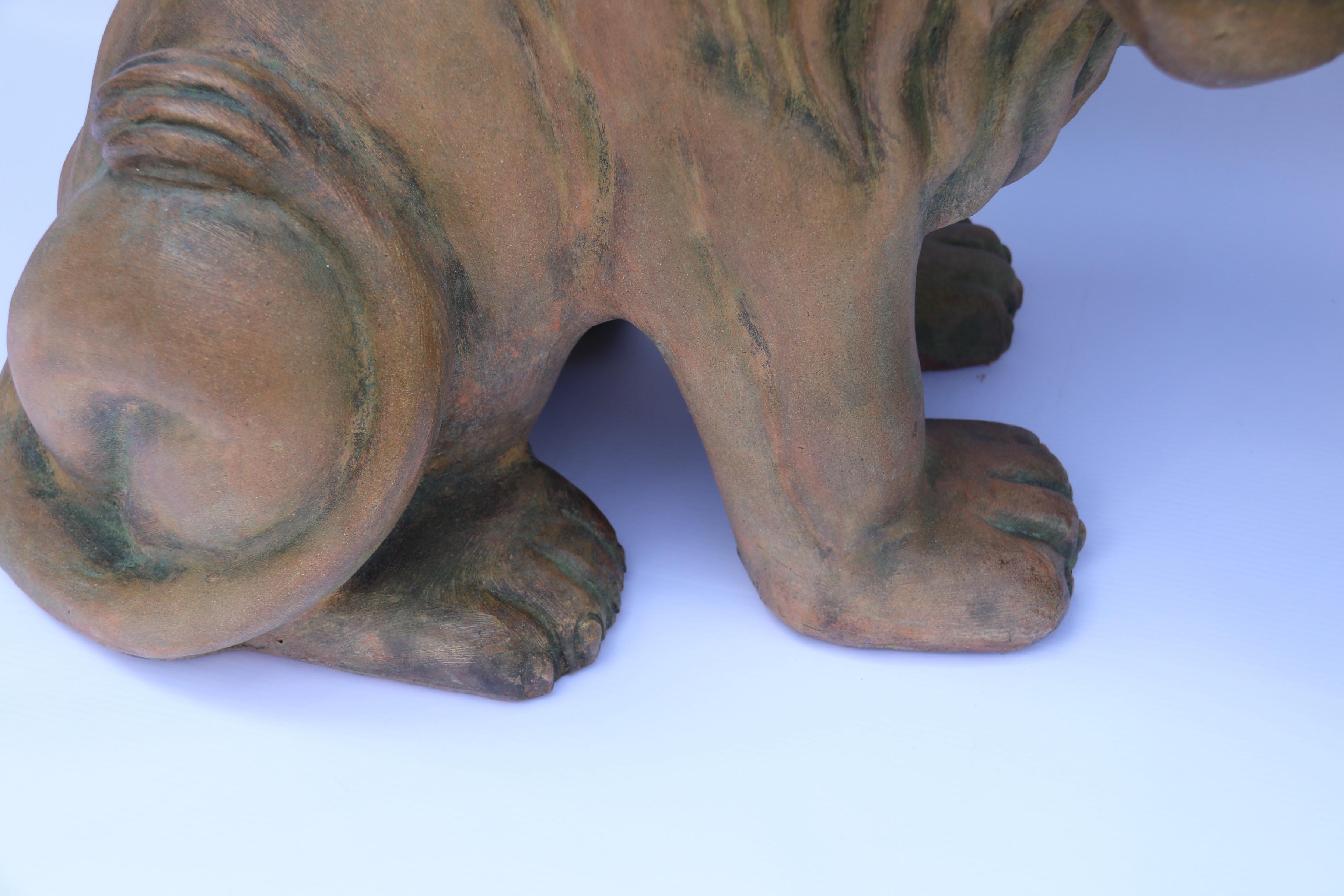 Coppia di leoni classici seduti in terracotta italiana, 1910 circa In condizioni discrete in vendita a Central England, GB